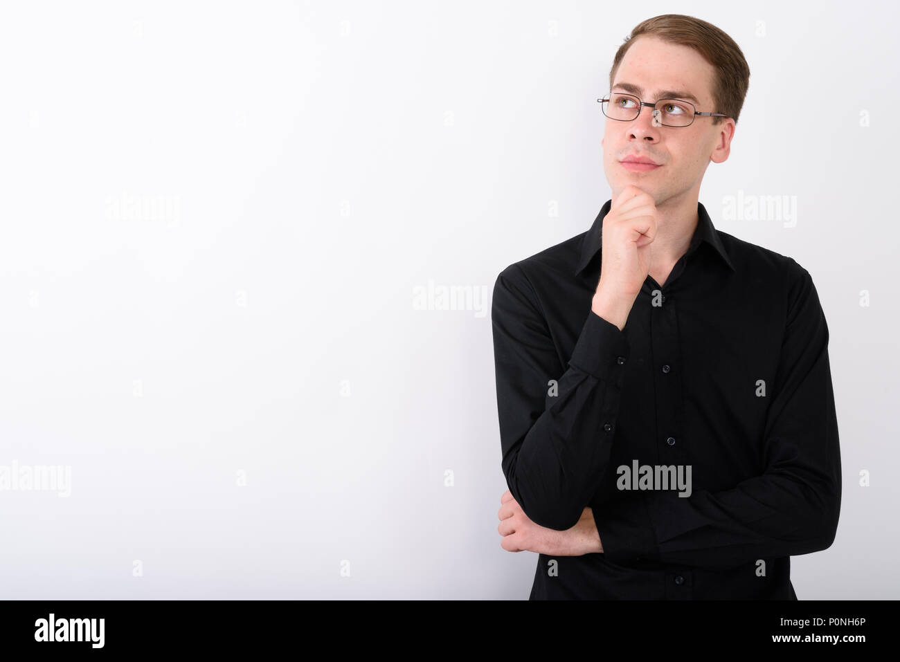 Junge gut aussehender Geschäftsmann vor weißem Hintergrund Stockfoto