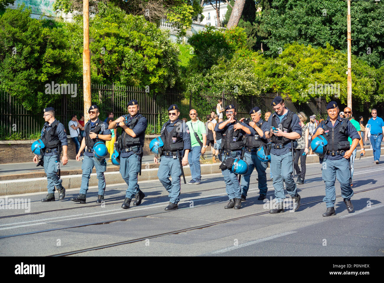 Italienische Polizisten in Gay Pride, 2018, Rom, Italien Stockfoto