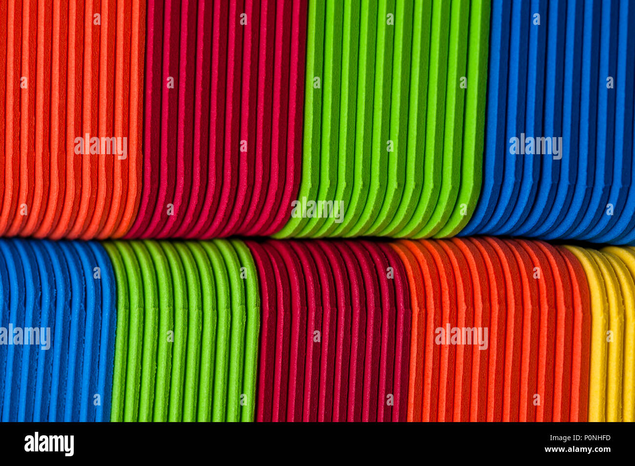 In der Nähe der bunten Schaum Handwerk Sticks erstellen Zusammenfassung Hintergrund Muster. Stockfoto