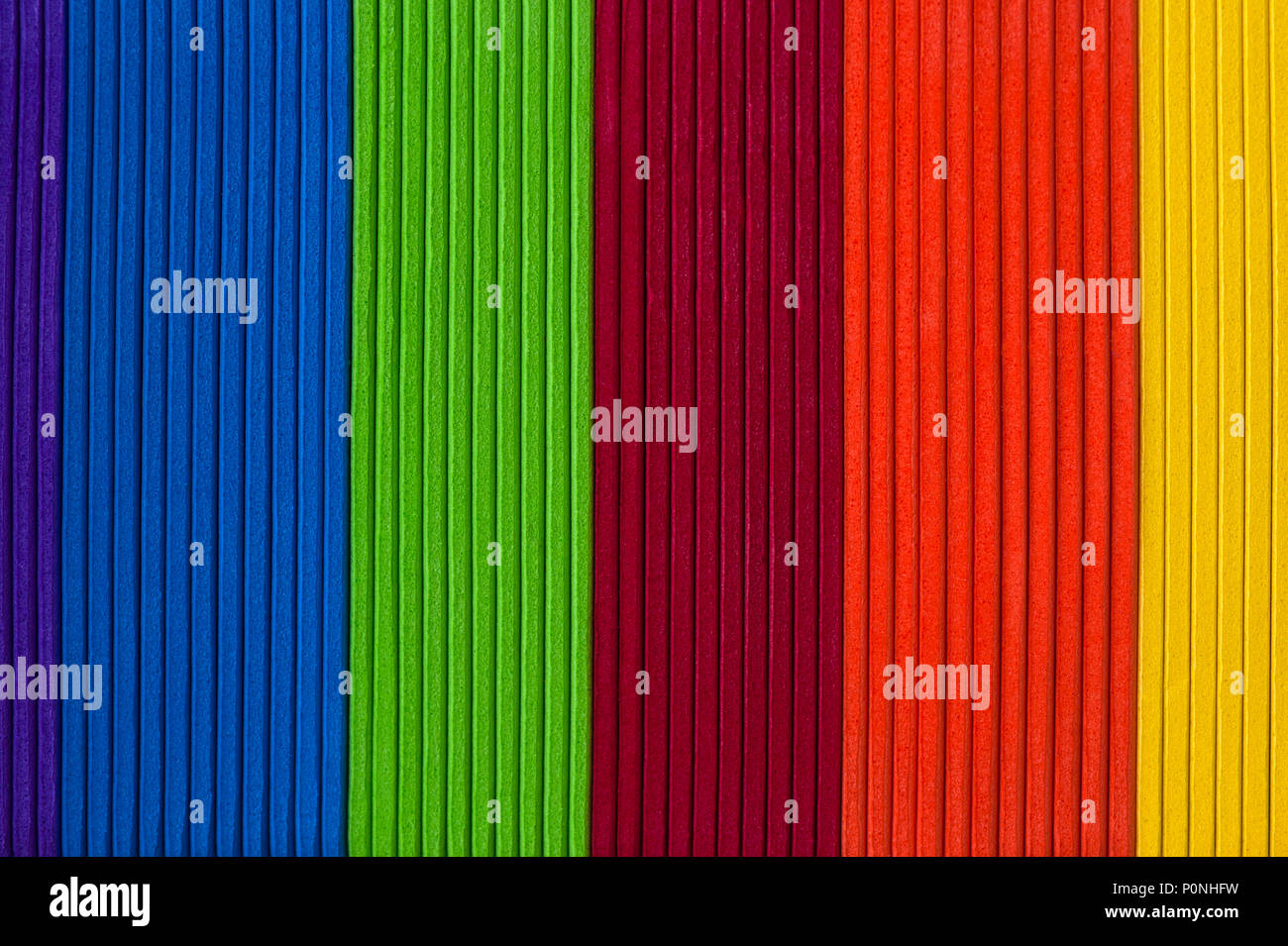 In der Nähe der bunten Schaum Handwerk Sticks erstellen Zusammenfassung Hintergrund Muster. Stockfoto