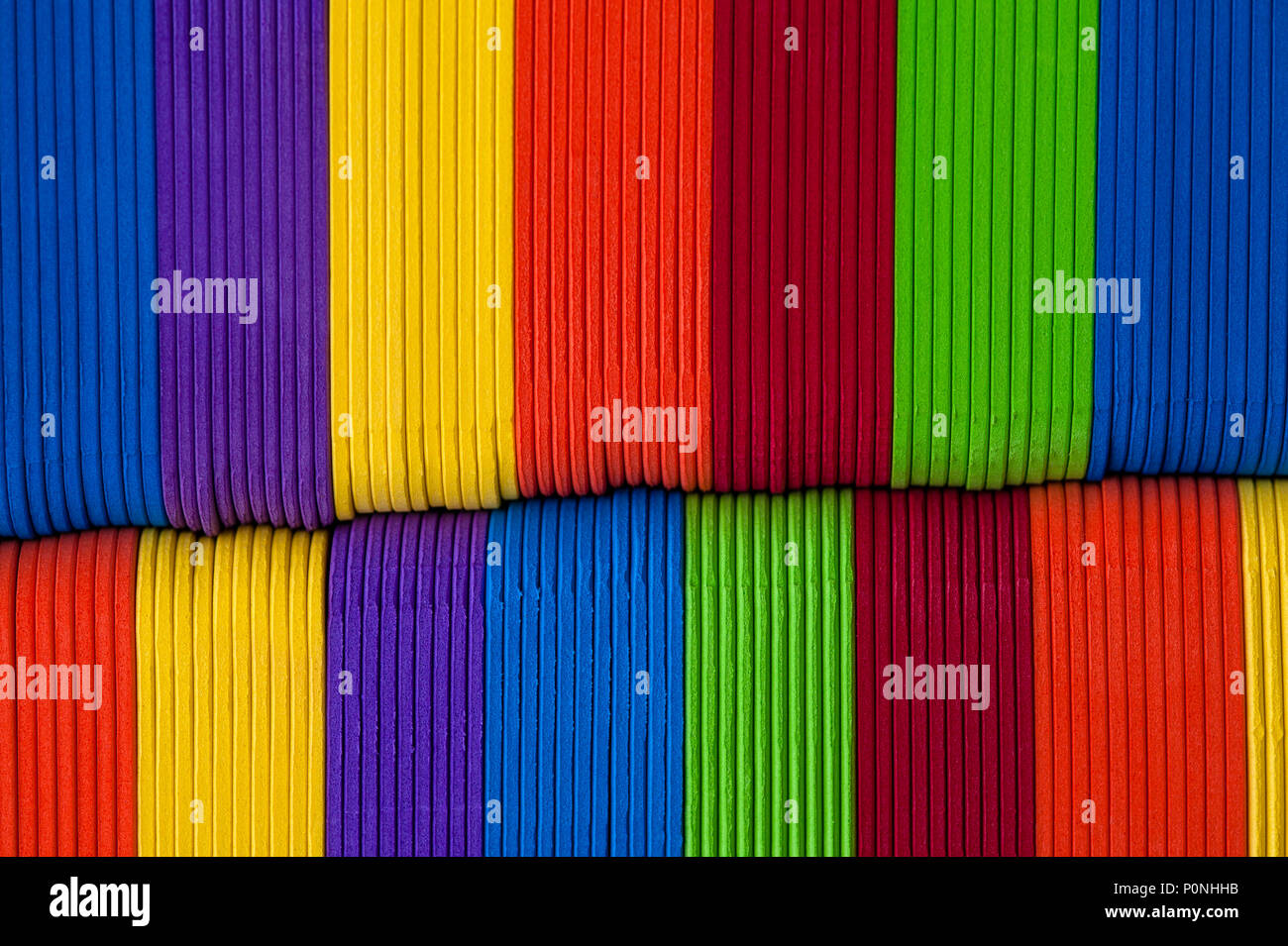In der Nähe der bunten Schaum Handwerk Sticks erstellen Zusammenfassung Hintergrund Muster. Stockfoto