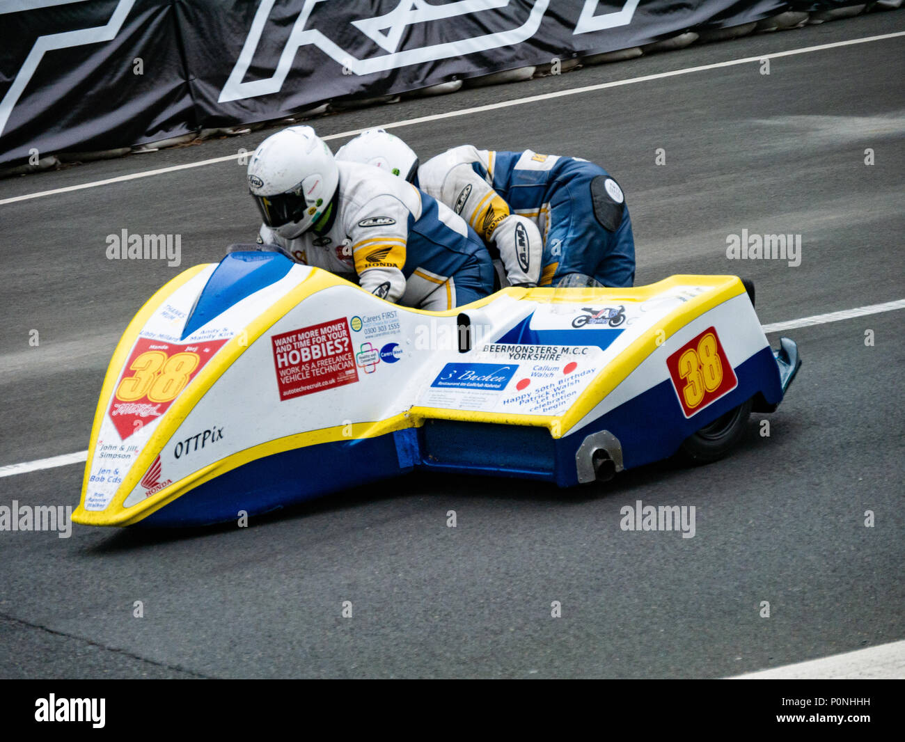 Nummer 38, Mark Saunders/Karl Schofield, Seitenwagen - Fahrer und Beifahrer, Isle of Man TT 2018. Tourist Trophy Straße Rennen, Mountain Course Stockfoto