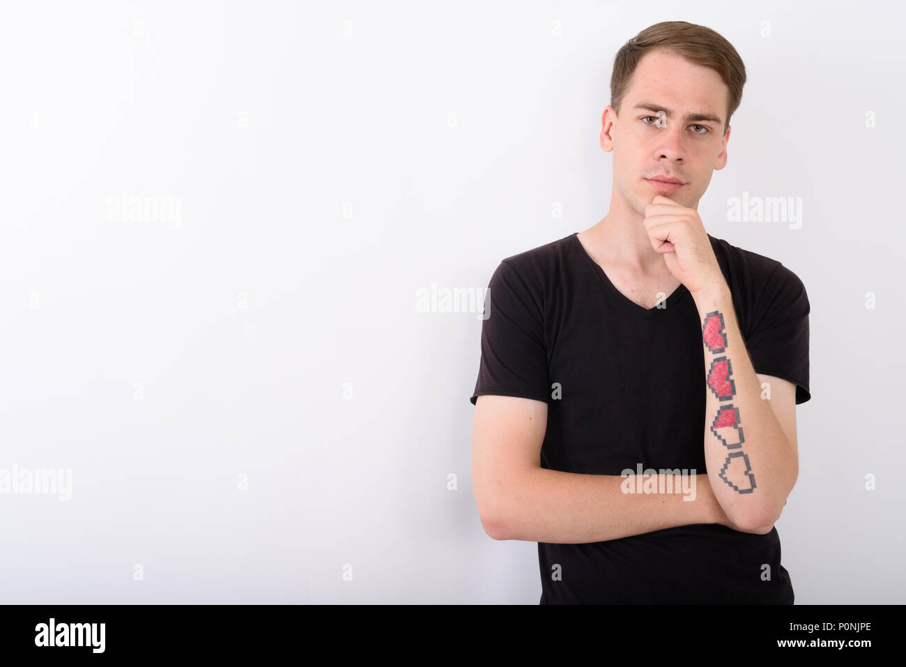 Jungen gutaussehenden Mann gegen den weißen Hintergrund Stockfoto