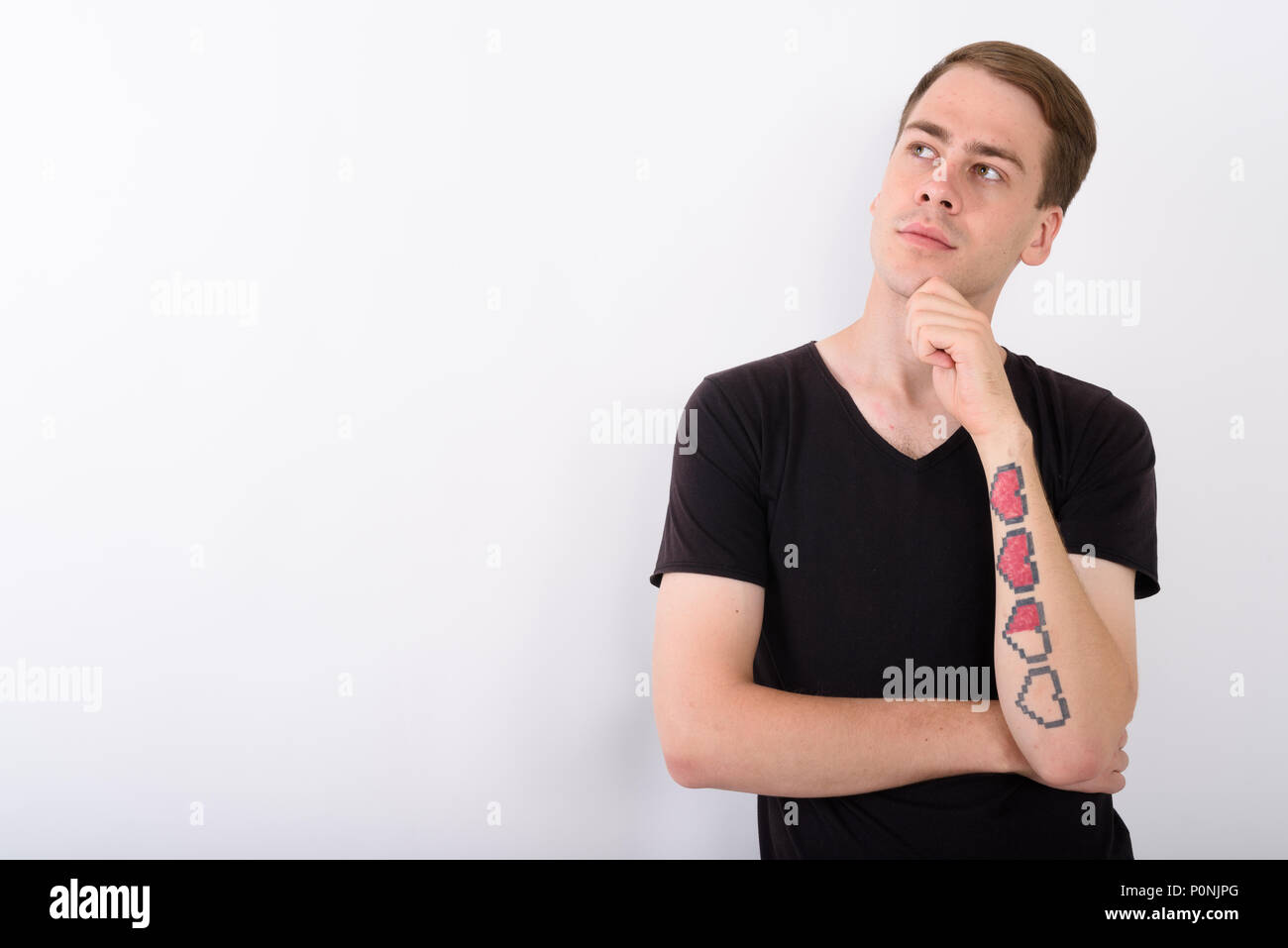 Jungen gutaussehenden Mann gegen den weißen Hintergrund Stockfoto