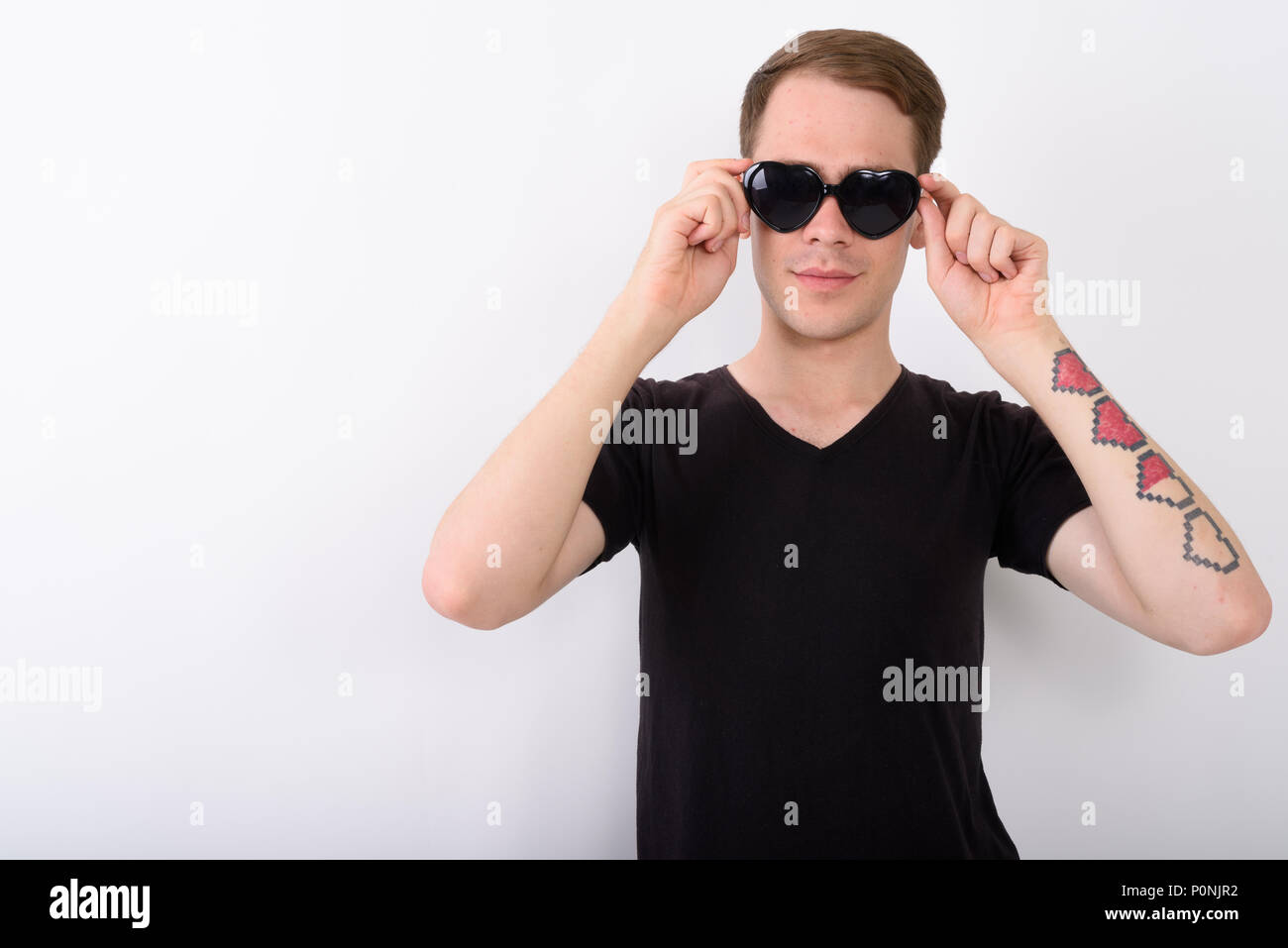 Jungen gutaussehenden Mann gegen den weißen Hintergrund Stockfoto