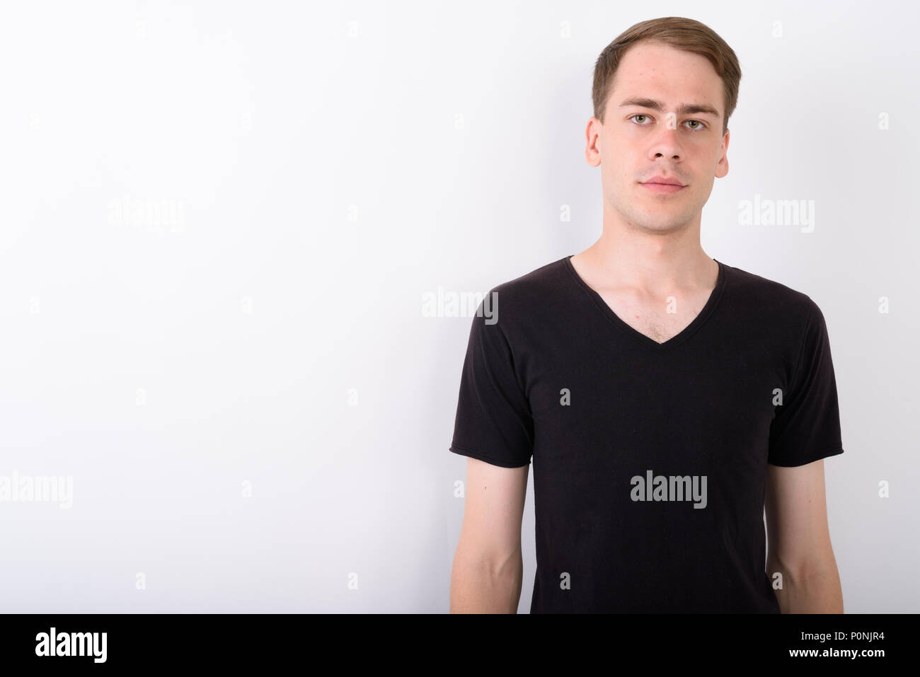 Jungen gutaussehenden Mann gegen den weißen Hintergrund Stockfoto