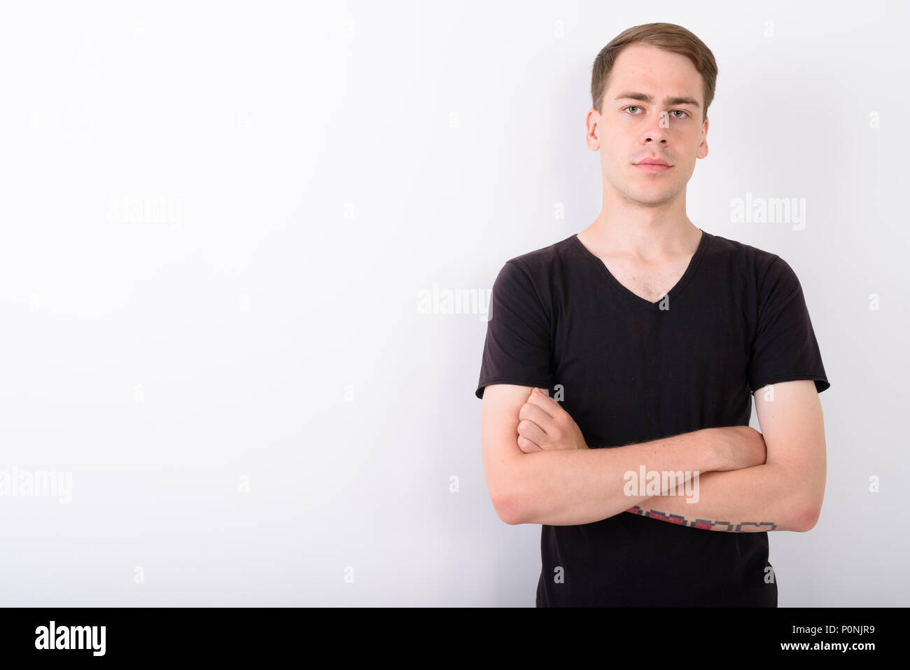 Jungen gutaussehenden Mann gegen den weißen Hintergrund Stockfoto