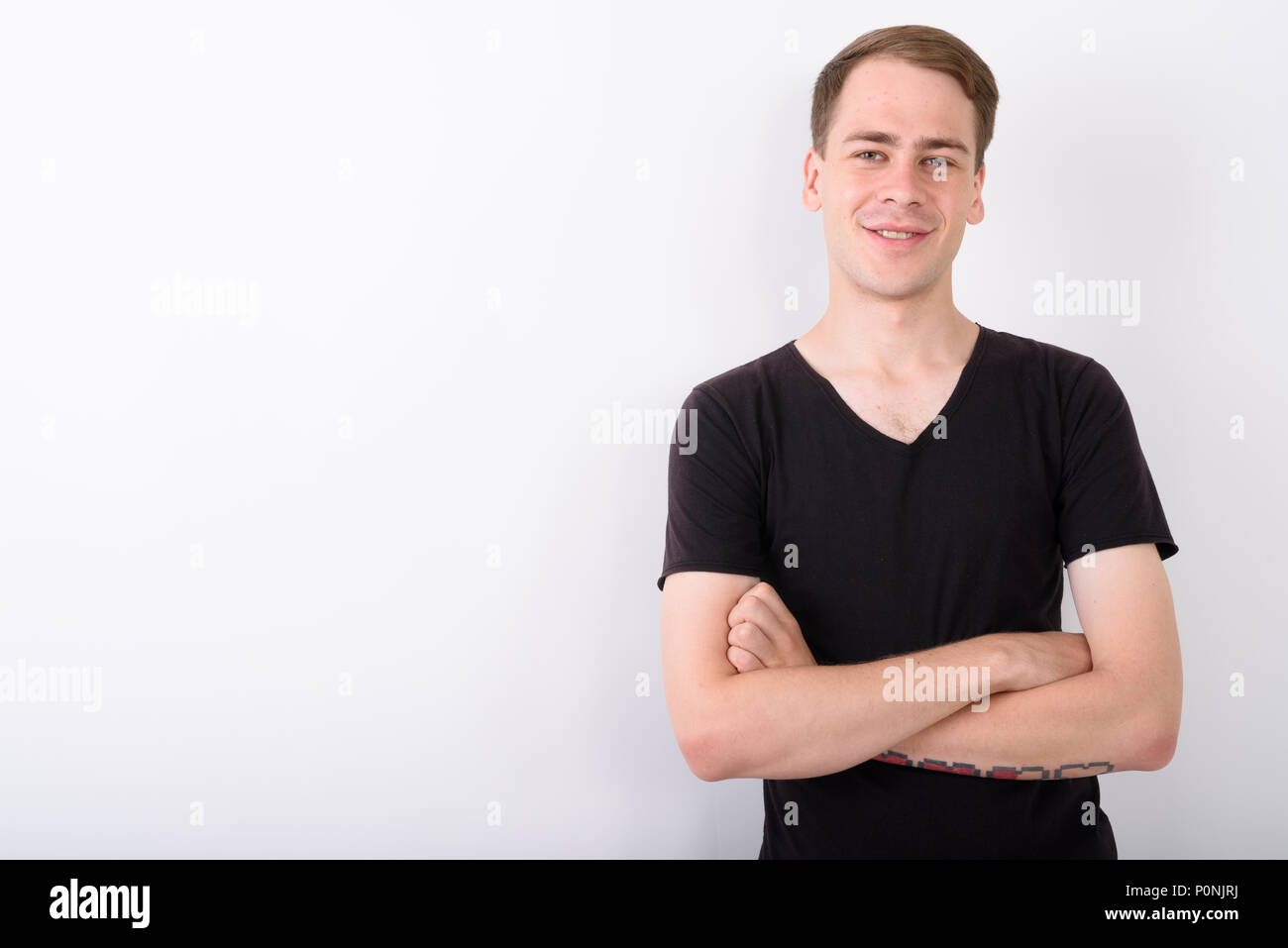 Jungen gutaussehenden Mann gegen den weißen Hintergrund Stockfoto