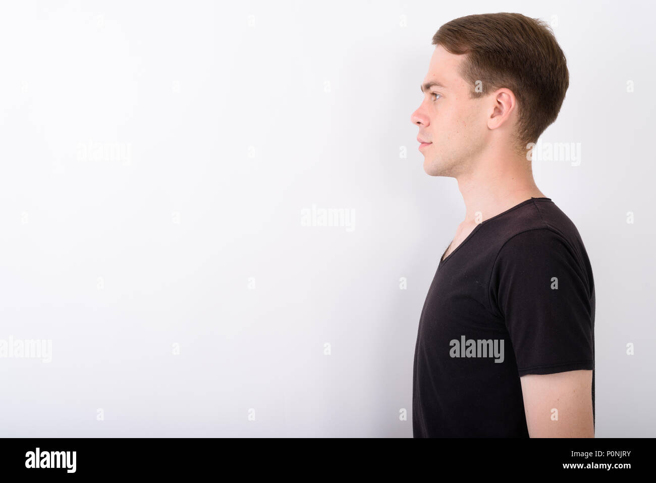 Jungen gutaussehenden Mann gegen den weißen Hintergrund Stockfoto