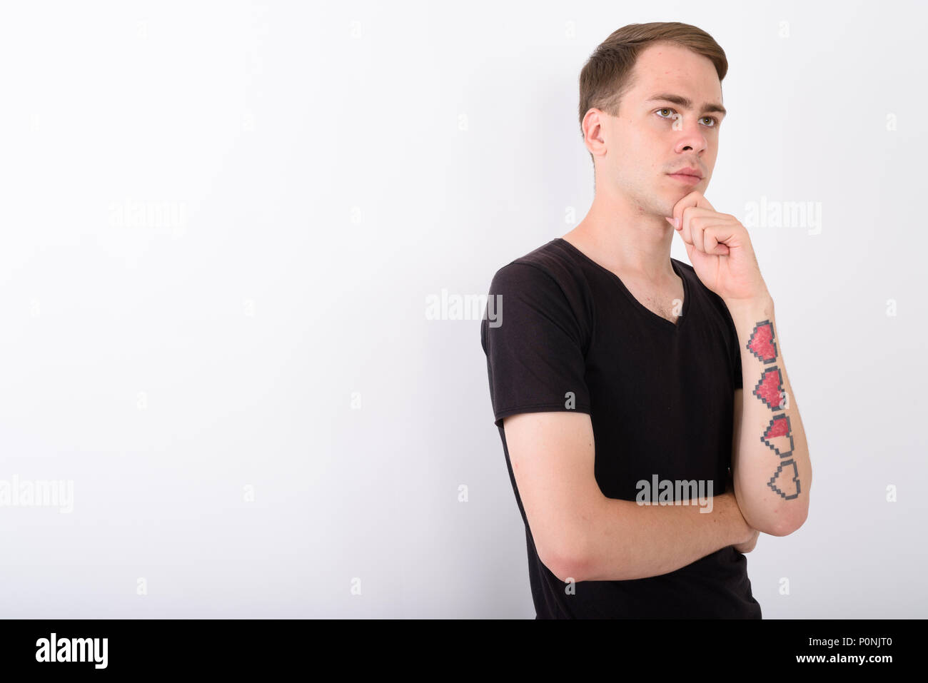 Jungen gutaussehenden Mann gegen den weißen Hintergrund Stockfoto