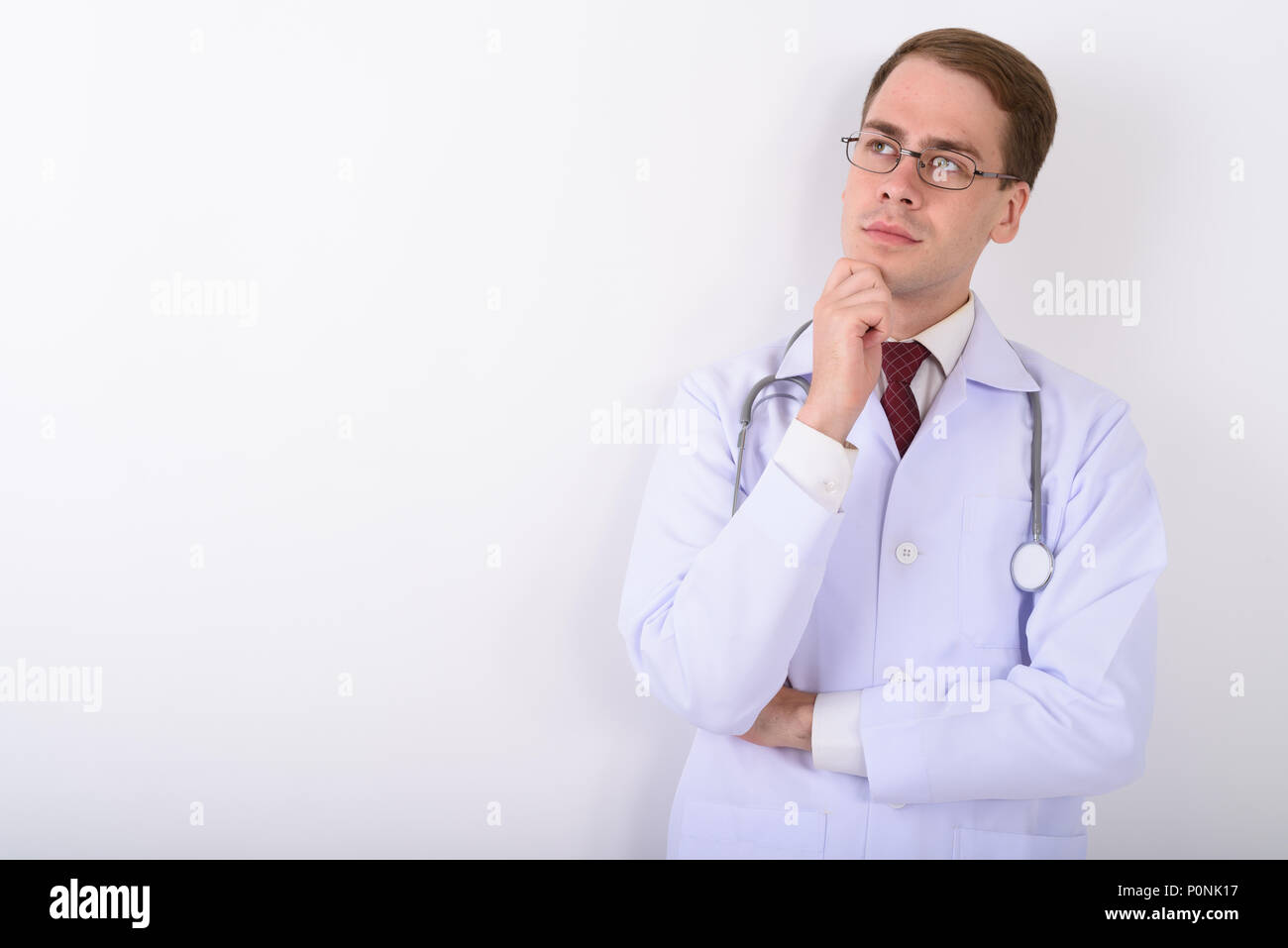 Jungen gutaussehenden Mann Arzt tragen Brillen gegen weiße Hinterg Stockfoto