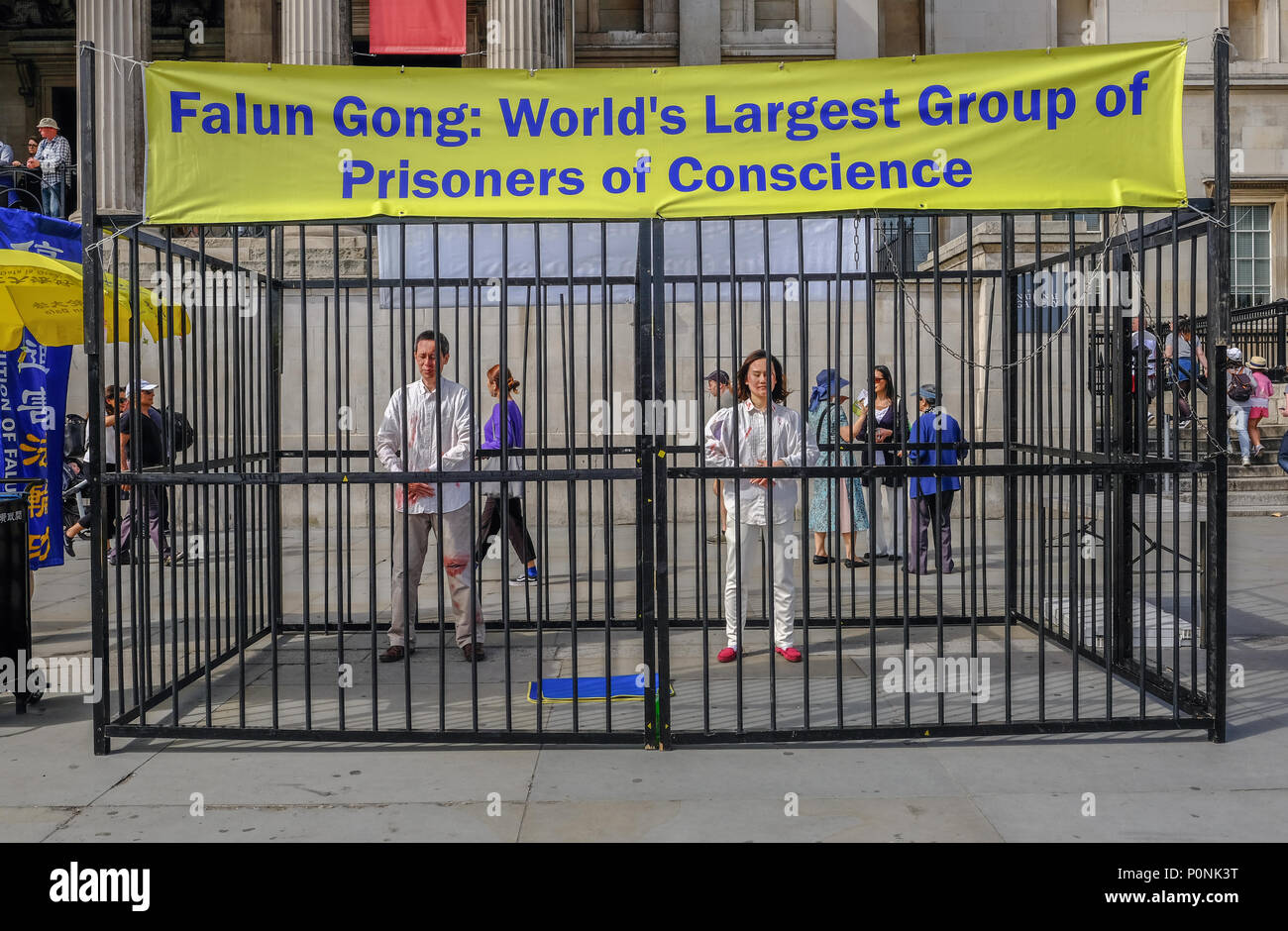 Trafalgar Square, London, England, UK - 22. April 2018: Falun Gong, Gefangene aus Gewissensgründen friedlich in einem Käfig in der Trafalgar Square protestieren Stockfoto