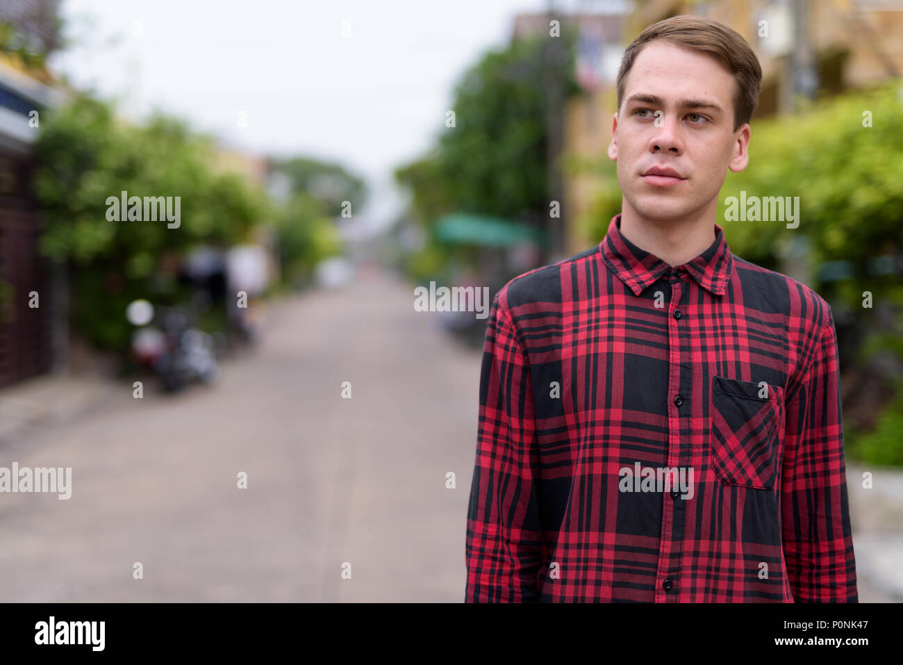 Jungen gutaussehenden Mann tragen rot kariertem Hemd in den Straßen ou Stockfoto