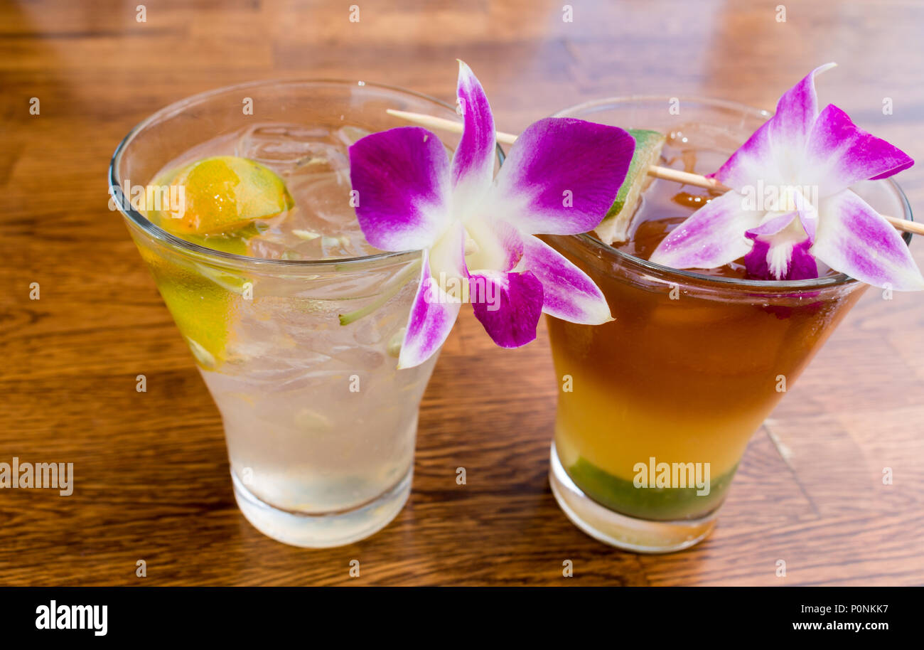 Mai Tai und tropischer Cocktail mit frischen Orchideen Dekoration Stockfoto