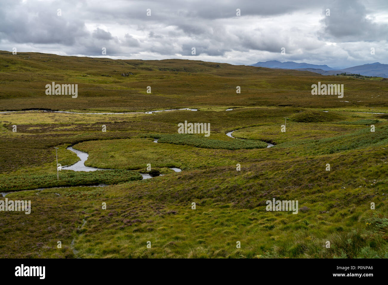 Knockan Crag im äußersten Nordwesten von Schottland in der Nähe von Ullapool ist eines der wichtigsten geologischen Sehenswürdigkeiten in Schottland Stockfoto