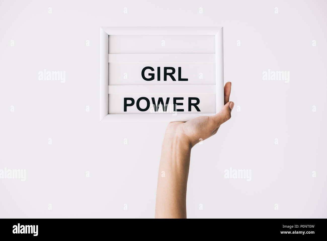 Teilweise mit Blick auf die weibliche Hand Holding mit Girl Power isoliert Schriftzug auf Grau Stockfoto