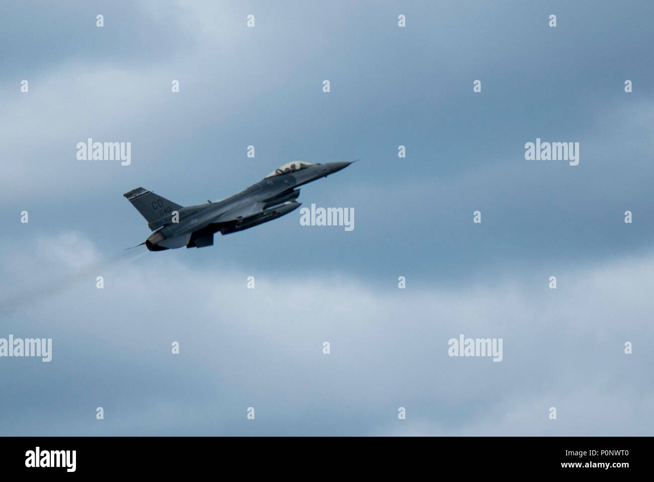 F-16 Fighting Falcons aus dem 120 Fighter Squadron, Colorado Air National Guard führen Sie mehrere Luftangriffe, Führungen durch die finnische Luftwaffe gemeinsame Endgerät angreifen, Controller mit Tapa Angebot, Estland, während Sabre Streik 18. Juni 5, 2018. Sabre Streik 18 ist der achte Iteration des langjährigen US-Army Europe - LED-kooperative Ausbildung Übung entwickelt, die Interoperabilität zwischen Alliierten und regionalen Partnern, konzentrierte sich auf die Verbesserung der operativen Fähigkeiten zu Lande und in der Luft und Training mit der NATO verstärkte Präsenz Weiterleiten (eFP) Kampftruppen zu verbessern. (U.S. Air National Guard Foto: Staff Sgt. Bobbi Stockfoto