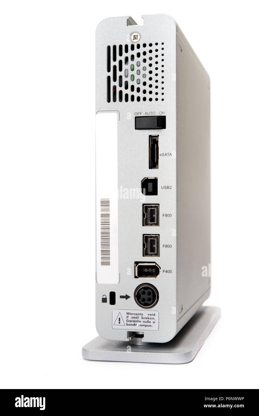 Externe Festplatte auf weißem Hintergrund. Ansicht der Rückseite mit USB-,  Firewire- und eSATA-Anschlüsse Stockfotografie - Alamy