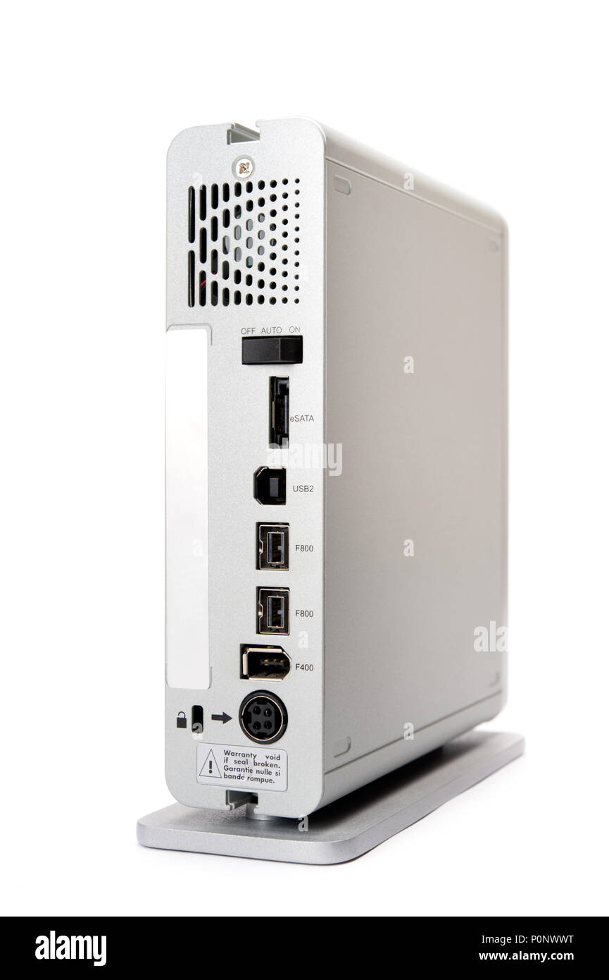 Externe Festplatte auf weißem Hintergrund. Ansicht der Rückseite mit USB-, Firewire- und eSATA-Anschlüsse. Stockfoto