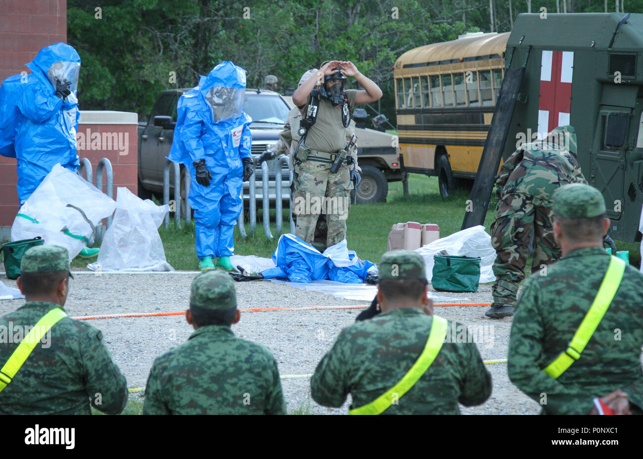 Eine Gruppe von Michigan Army National Guard Soldaten des 460Th Chemical Company, 210th Military Police Battalion, Praxis chemischen Dekontamination Verfahren während eines Trainings Lane im Camp Äsche, Michigan 6. Juni als eine Gruppe von fast 30 mexikanische Armee Soldaten sehen sich als Teil der Übung Fuerzas Amigas. Die mexikanische Armee Soldaten haben die letzten mehrere Tage im Camp verbrachte Äschen beobachten und erhalten praktische Schulung und Erfahrung mit chemischen, biologischen, radiologischen und nuklearen Anlagen und Verfahren als Soldaten aus allen drei Komponenten der US-Armee ihre Kräfte zu trainieren, zu unterstützen und sie als Teil der Übung F überwachen Stockfoto