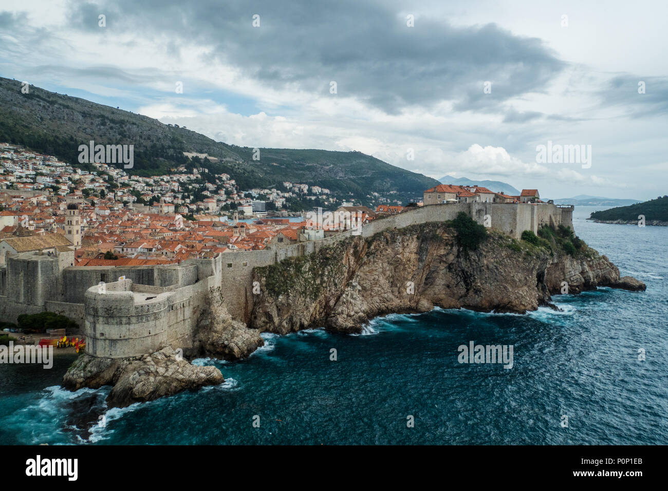 Die hilltop Stadt Dubrovnik in Kroatien alias "Landung Kings', mit Blick auf die Adria Stockfoto