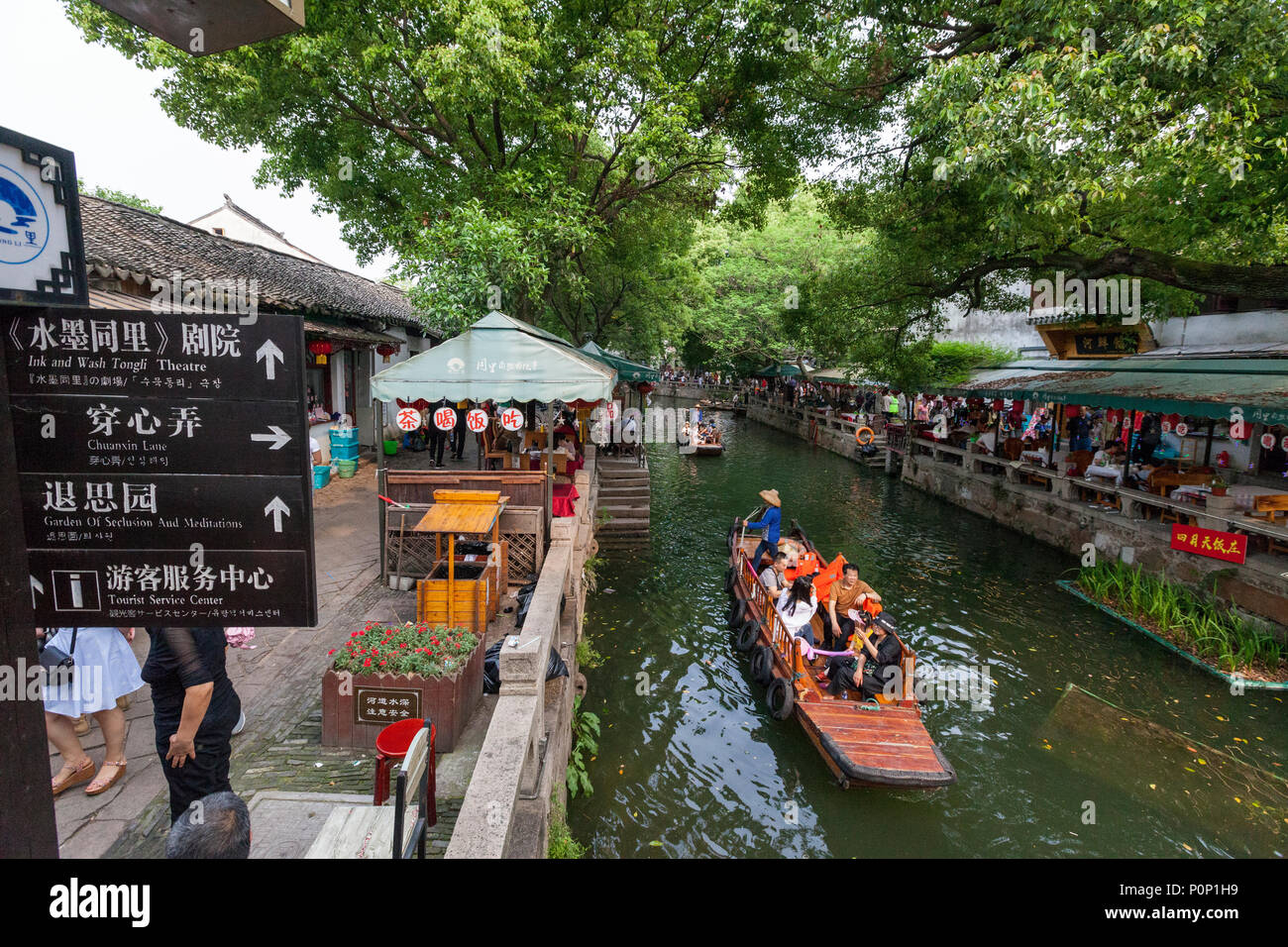 Suzhou, Jiangsu, China. Chinesische Touristen an einem Kanal in der alten Stadt in der Nähe von Suzhou Tongli, einem beliebten Wochenende Reiseziel. Restaurants an der Stockfoto