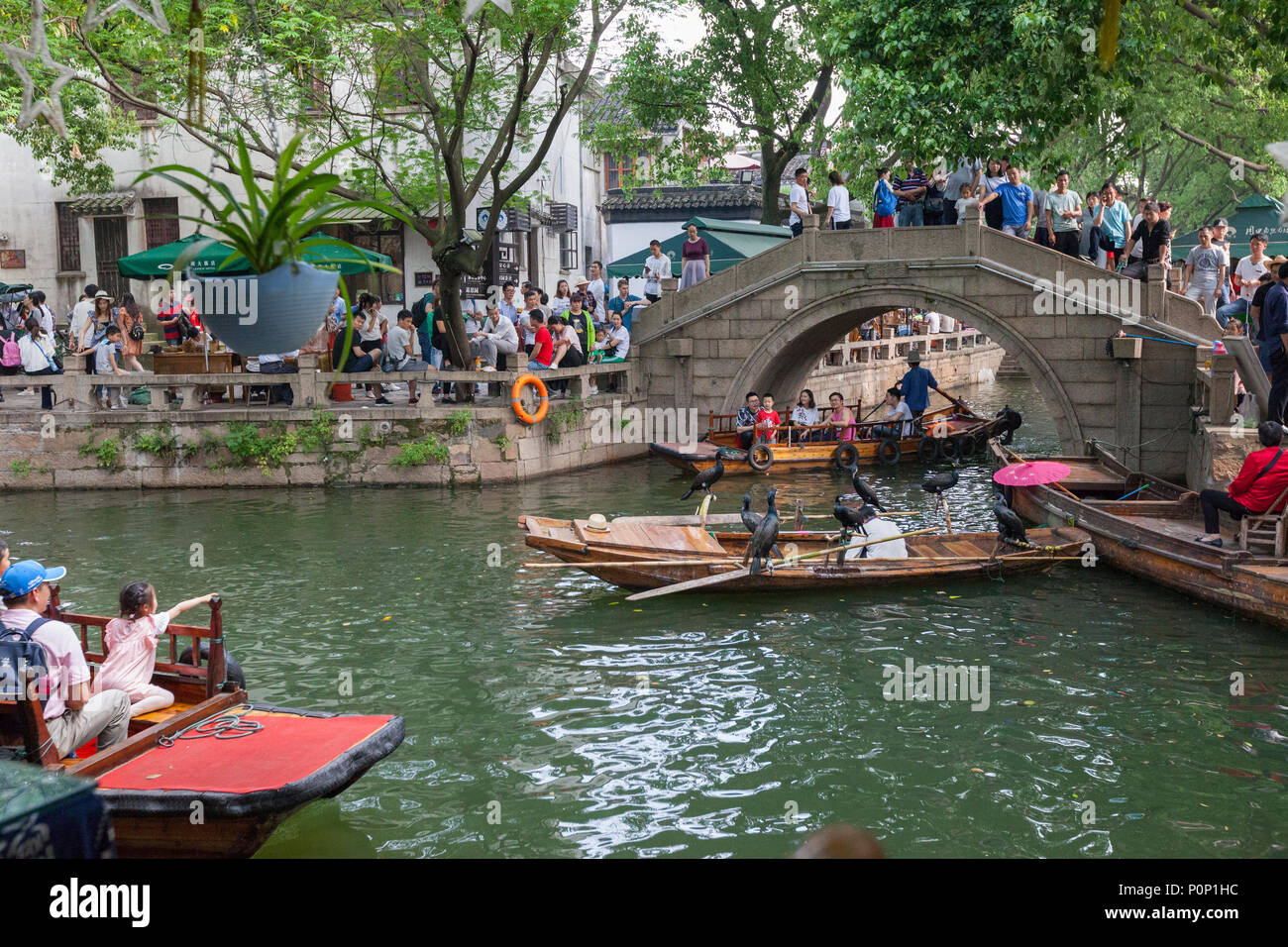 Suzhou, Jiangsu, China. Touristen fahren an einem Kanal in der alten Stadt in der Nähe von Suzhou Tongli, einem beliebten Wochenende Reiseziel. Stockfoto