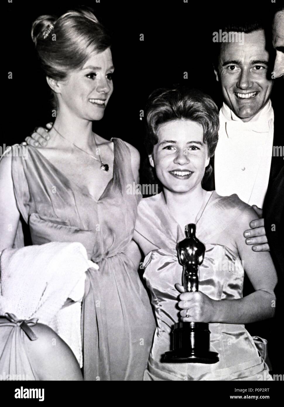 Beschreibung: 35th Academy Awards (1963). Patty Duke, beste Schauspielerin in einer Nebenrolle für "Das Wunder Arbeiter". Robert Vaughn und Inger Stevens begleiten.. Jahr: 1963. Stars: Patty Duke, ROBERT VAUGHN, Inger Stevens. Stockfoto
