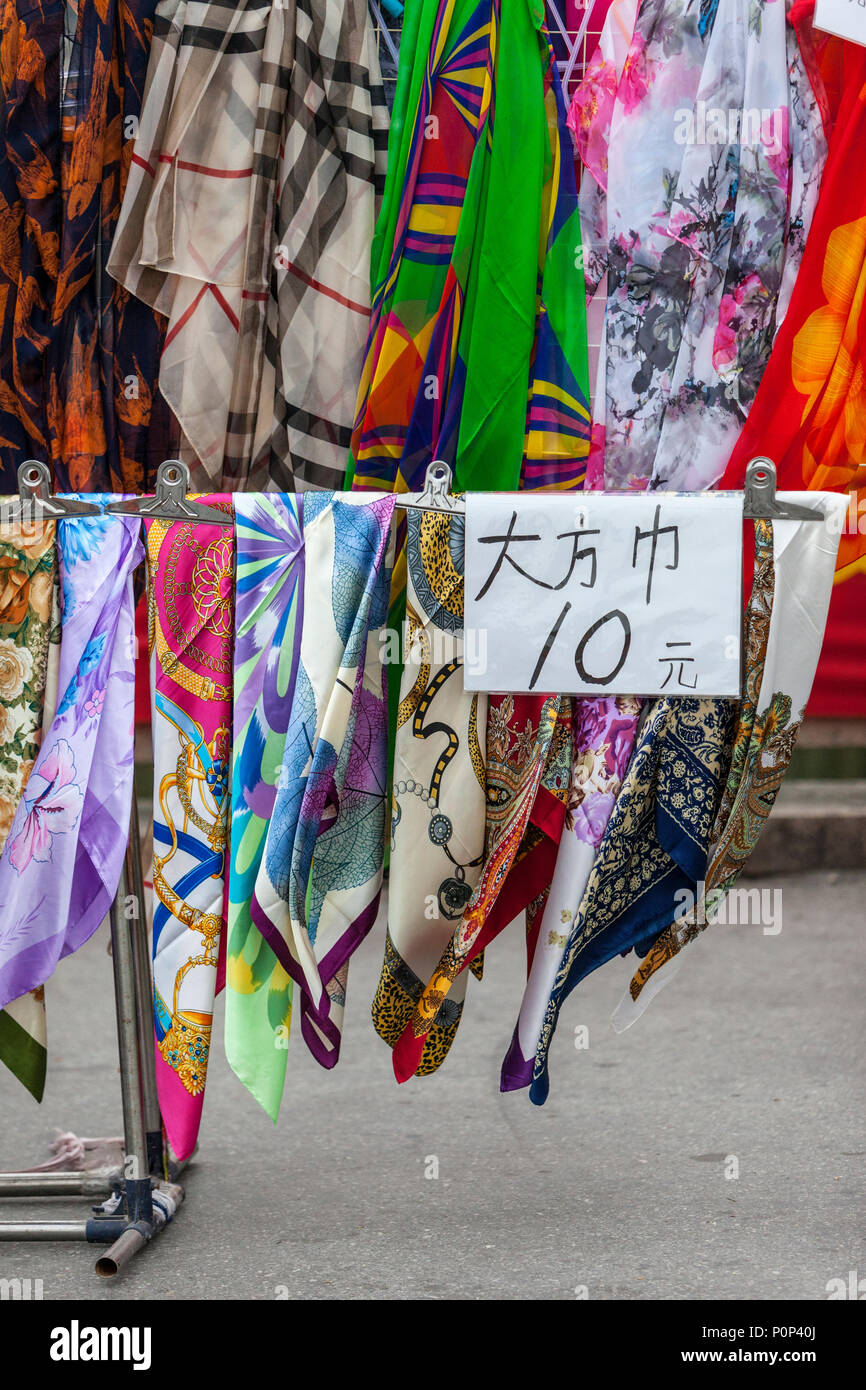 Suzhou, Jiangsu, China. Tücher und Schals für Verkauf, Tiger Hill. Stockfoto
