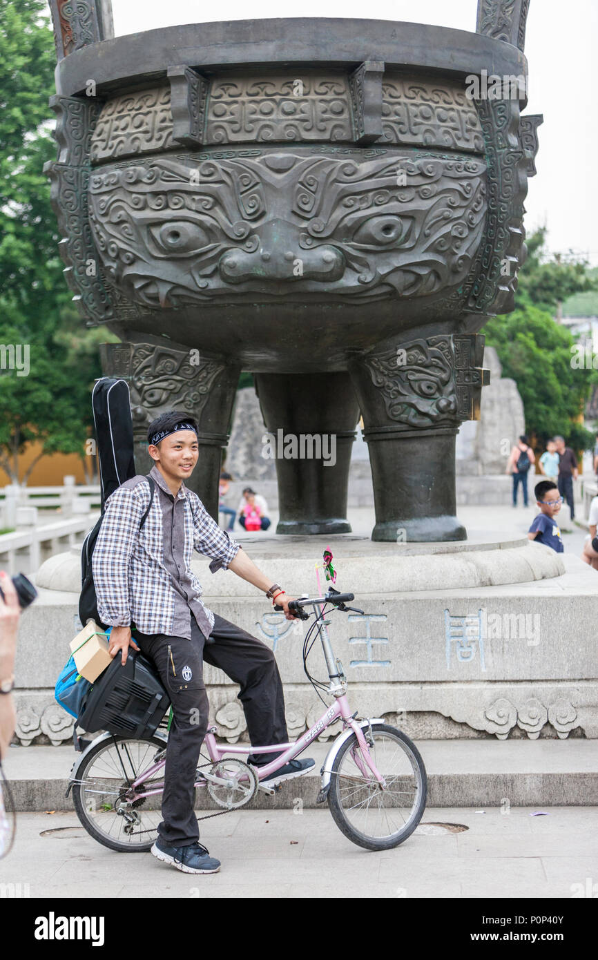 Suzhou, Jiangsu, China. Junger Mann auf dem Fahrrad im Park am Fuße des Tiger Hill. Stockfoto