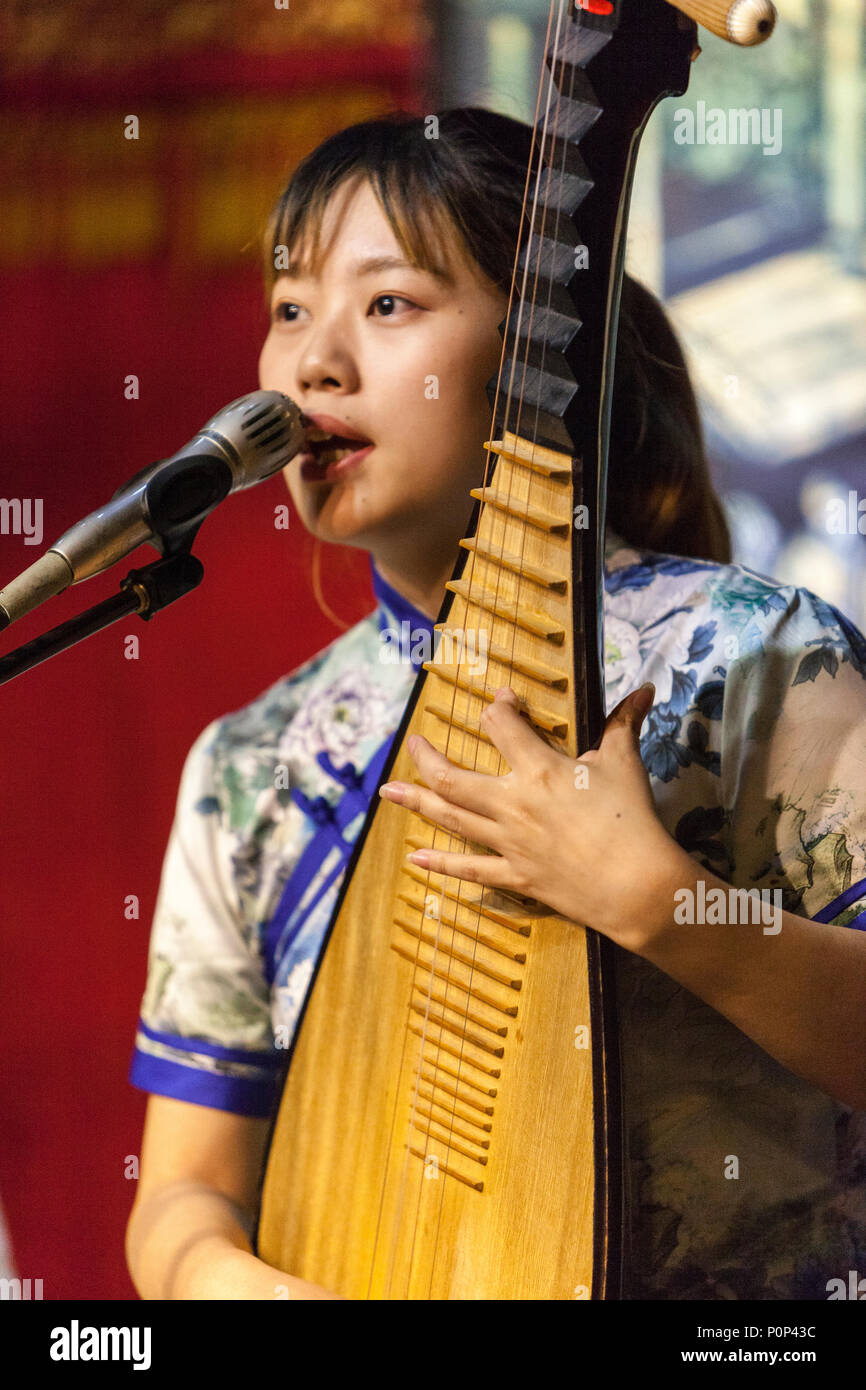 Suzhou, Jiangsu, China. Junge Frau spielt eine Pipa. Stockfoto