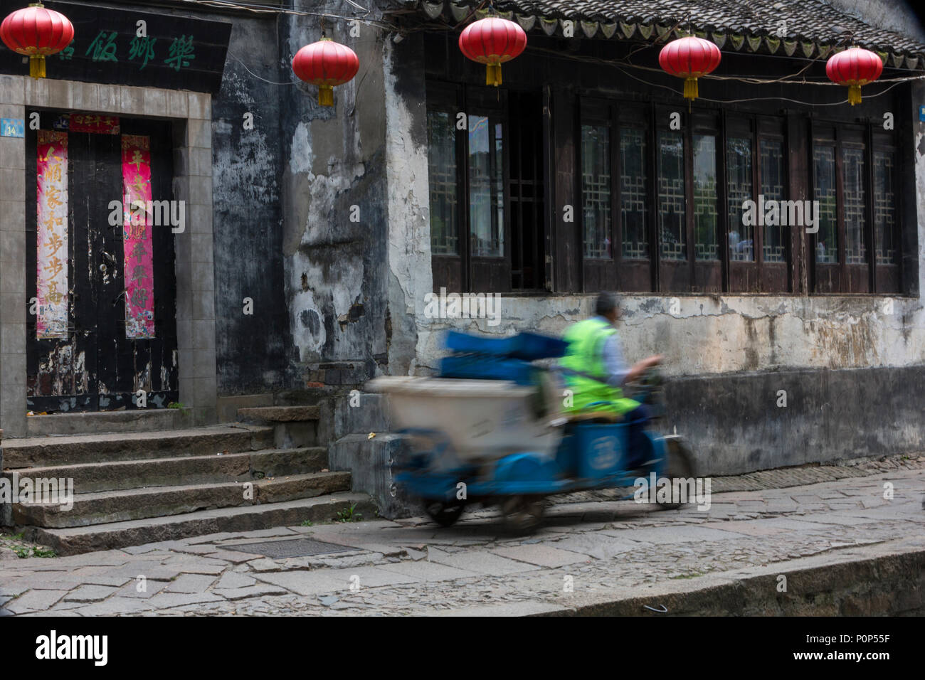 Suzhou, Jiangsu, China. Dreirädrige waren Transporter Geschwindigkeiten durch Tongli antiken Stadt in der Nähe von Suzhou. Stockfoto