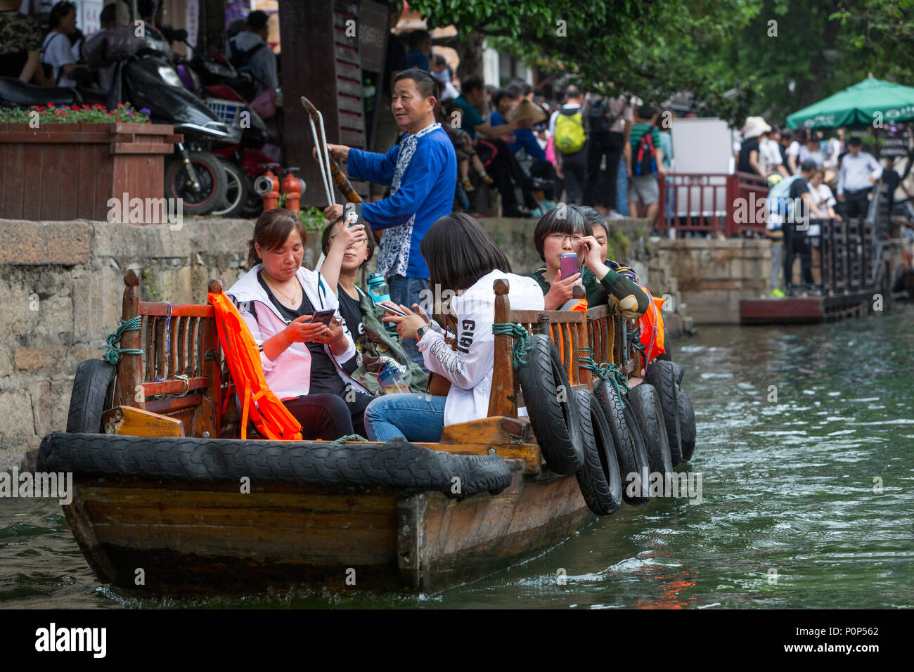 Suzhou, Jiangsu, China. Chinesische Touristen die Lust auf einem Kanal in Tongli antiken Stadt in der Nähe von Suzhou. Stockfoto