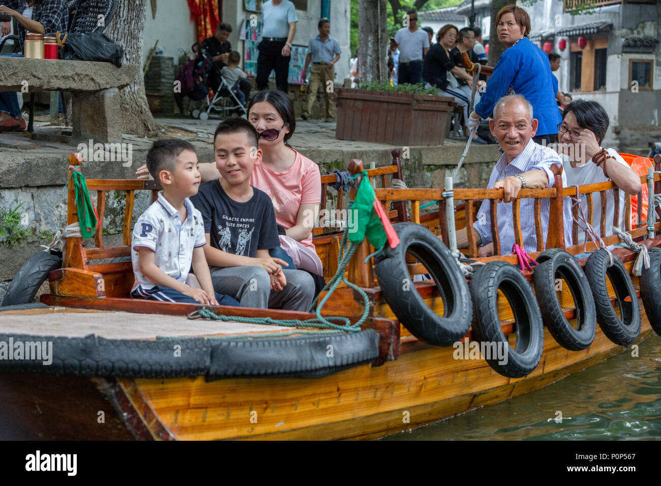 Suzhou, Jiangsu, China. Chinesische Touristen die Lust auf einem Kanal in Tongli antiken Stadt in der Nähe von Suzhou. Stockfoto