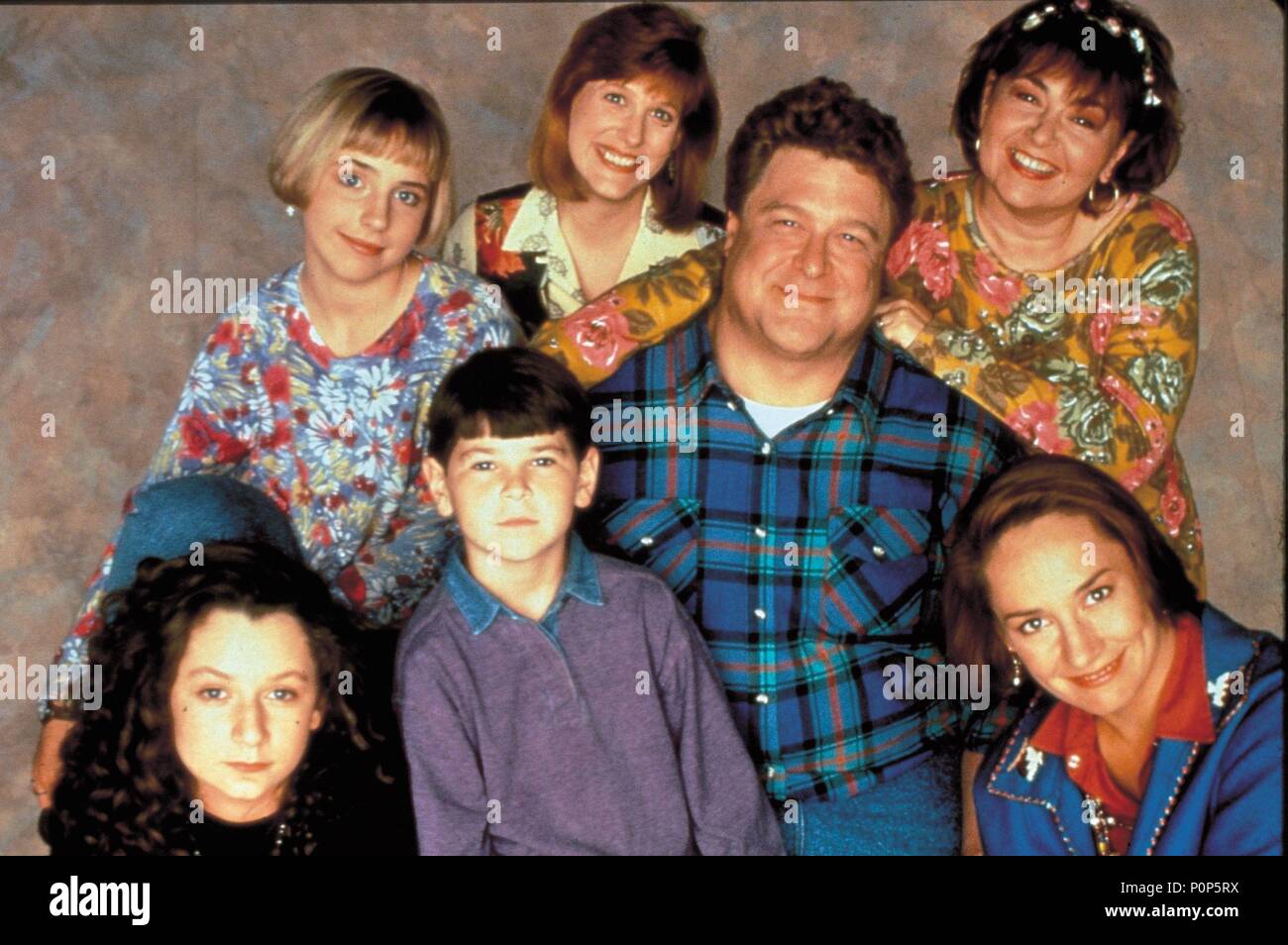 Original Film Titel: ROSEANNE. Englischer Titel: ROSEANNE. Jahr: 1988. Stars: John Goodman; Roseanne Barr; Laurie Metcalf; SARA GILBERT; MICHAEL FISHMAN. Credit: Casey-WERNER.de/WIND DANCER PROD. /Album Stockfoto