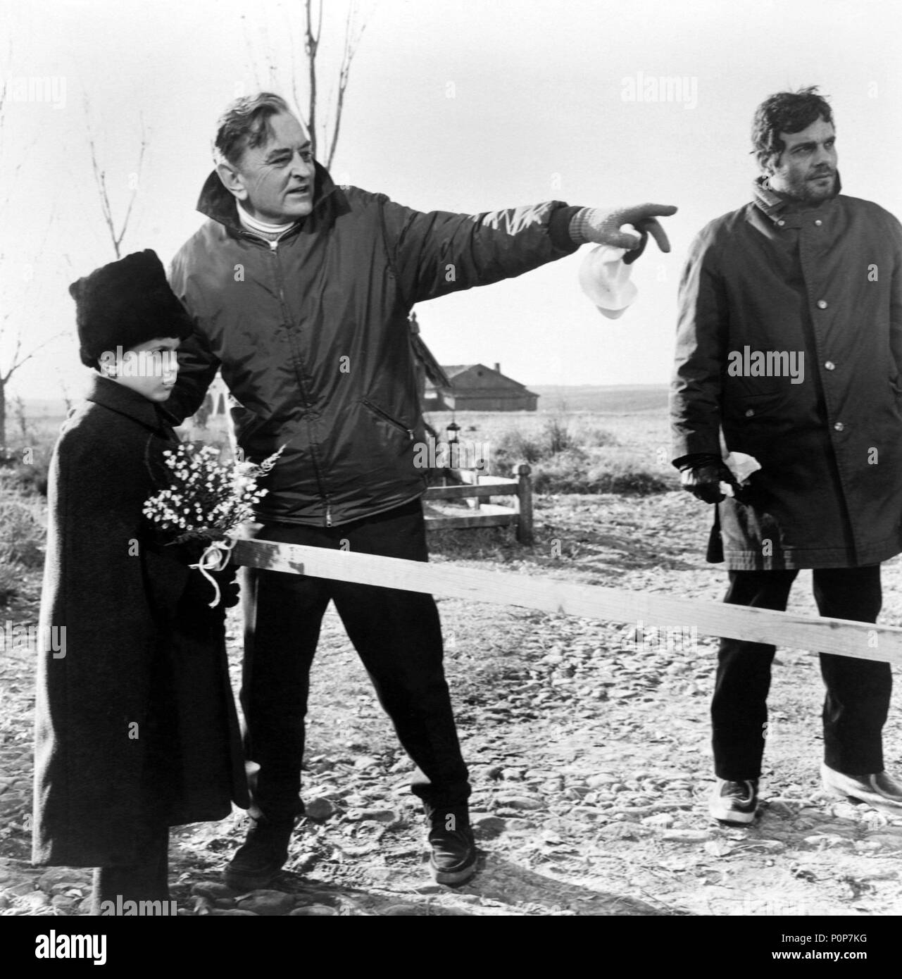 Beschreibung: David Lean Regie eine Szene von Doktor Schiwago, mit seinem Sohn Tarek und Omar Sahrif.. Original Film Titel: Doktor Schiwago. Englischer Titel: Doktor Schiwago. Regisseur: David Lean. Jahr: 1965. Stars: DAVID LEAN; Omar Sharif. Quelle: Carlo Ponti/MGM/Album Stockfoto