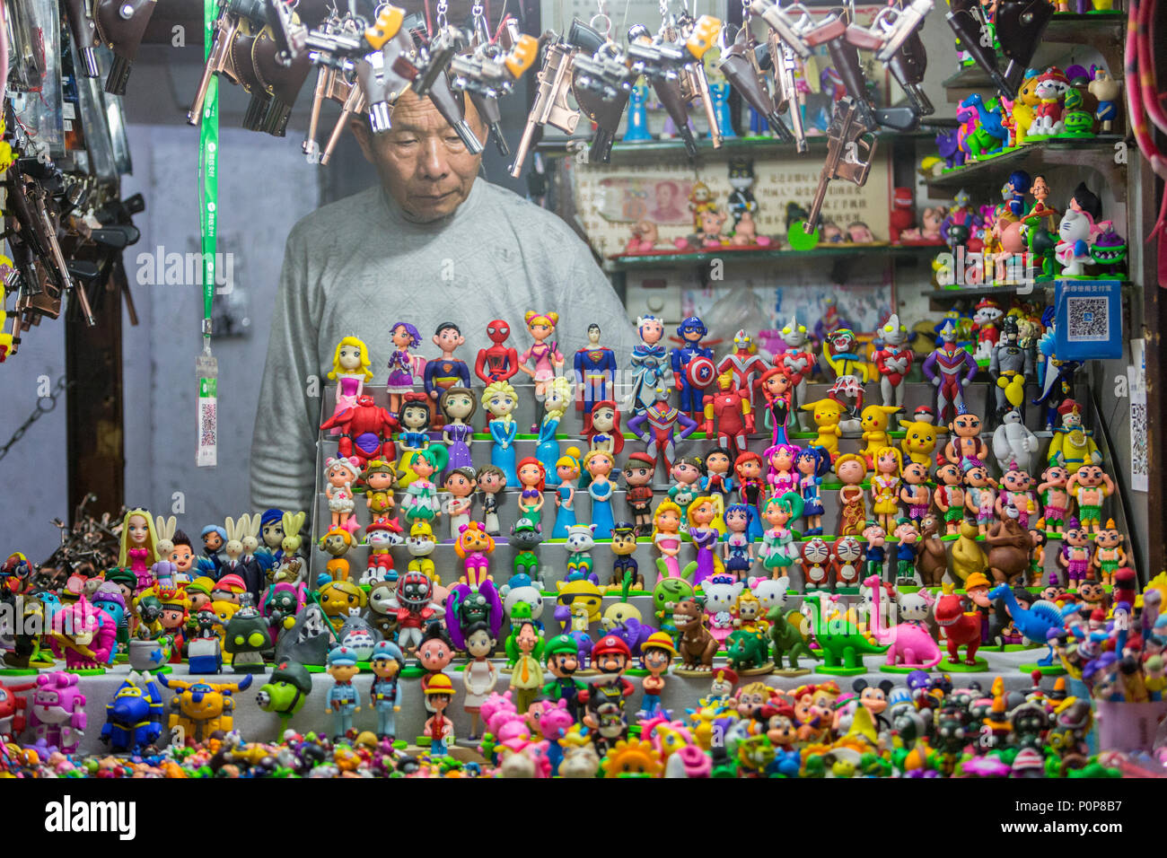 Suzhou, Jiangsu, China. Kinderspielzeug und Souvenirs zum Verkauf, Shantang Straße. Stockfoto