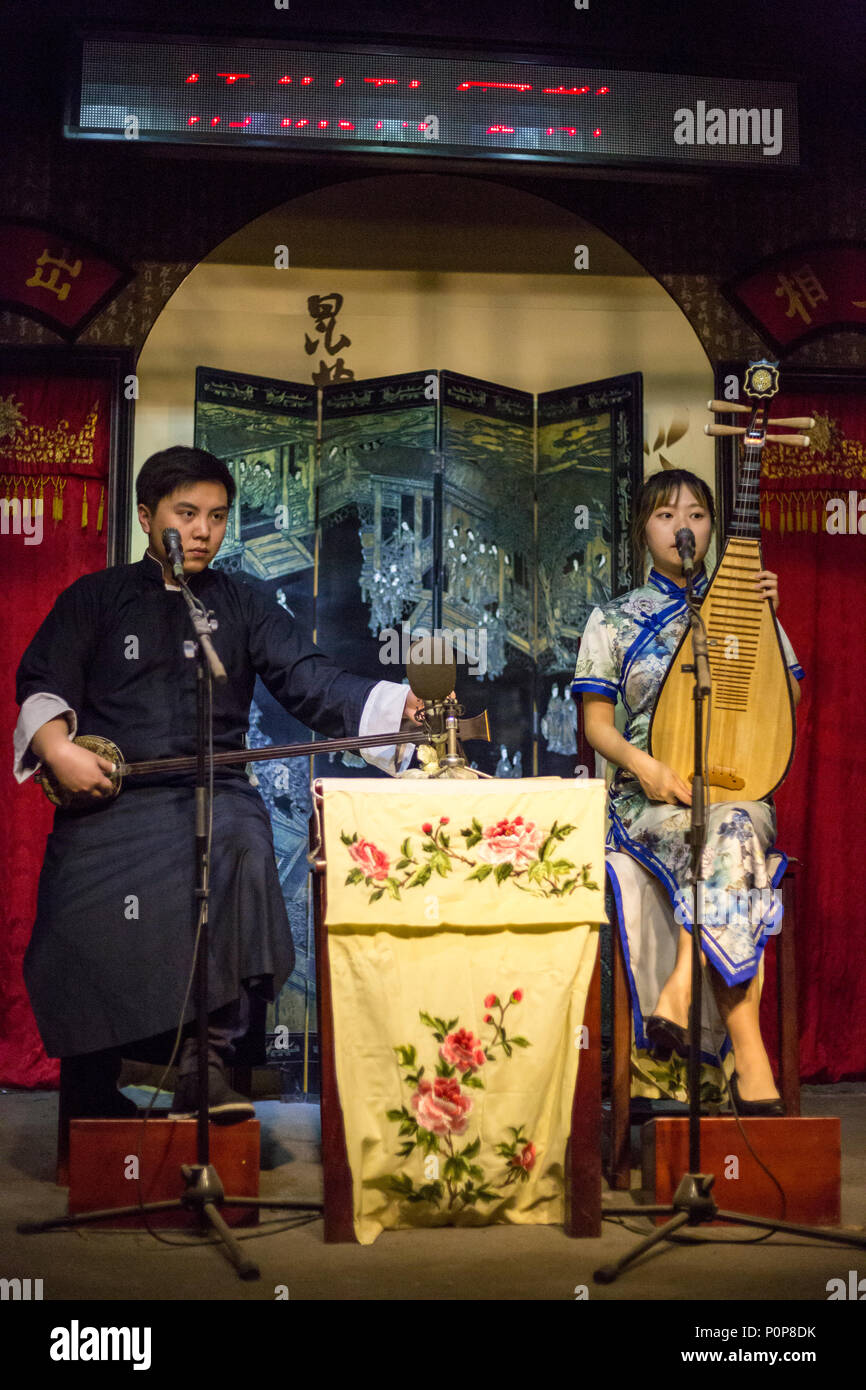 Suzhou, Jiangsu, China. Duett auf traditionellen Instrumenten: Frau auf Pipa, Mann auf "drei Saiten". Stockfoto