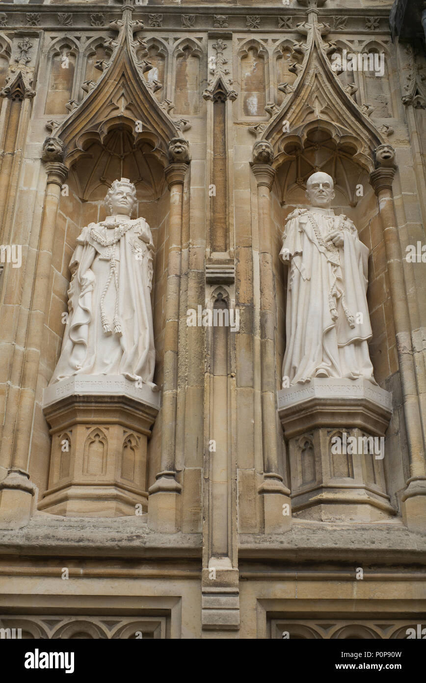Queen Elizabeth und Prinz Philip Statuen an der Kathedrale von Canterbury Stockfoto