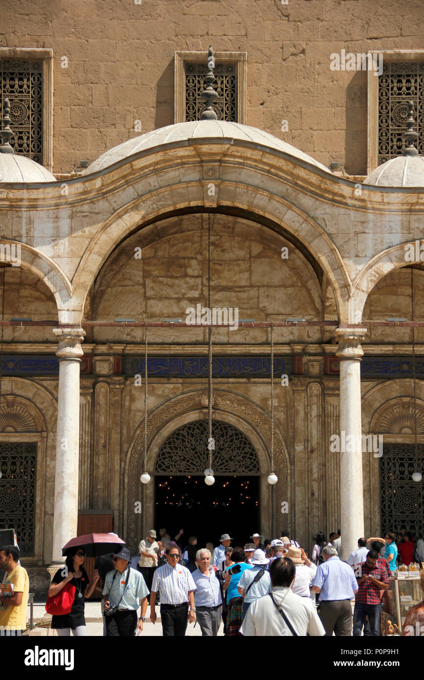 Ein Tor der alten Moschee in Kairo Ägypten mit Kuppeln und Säulen Stockfoto