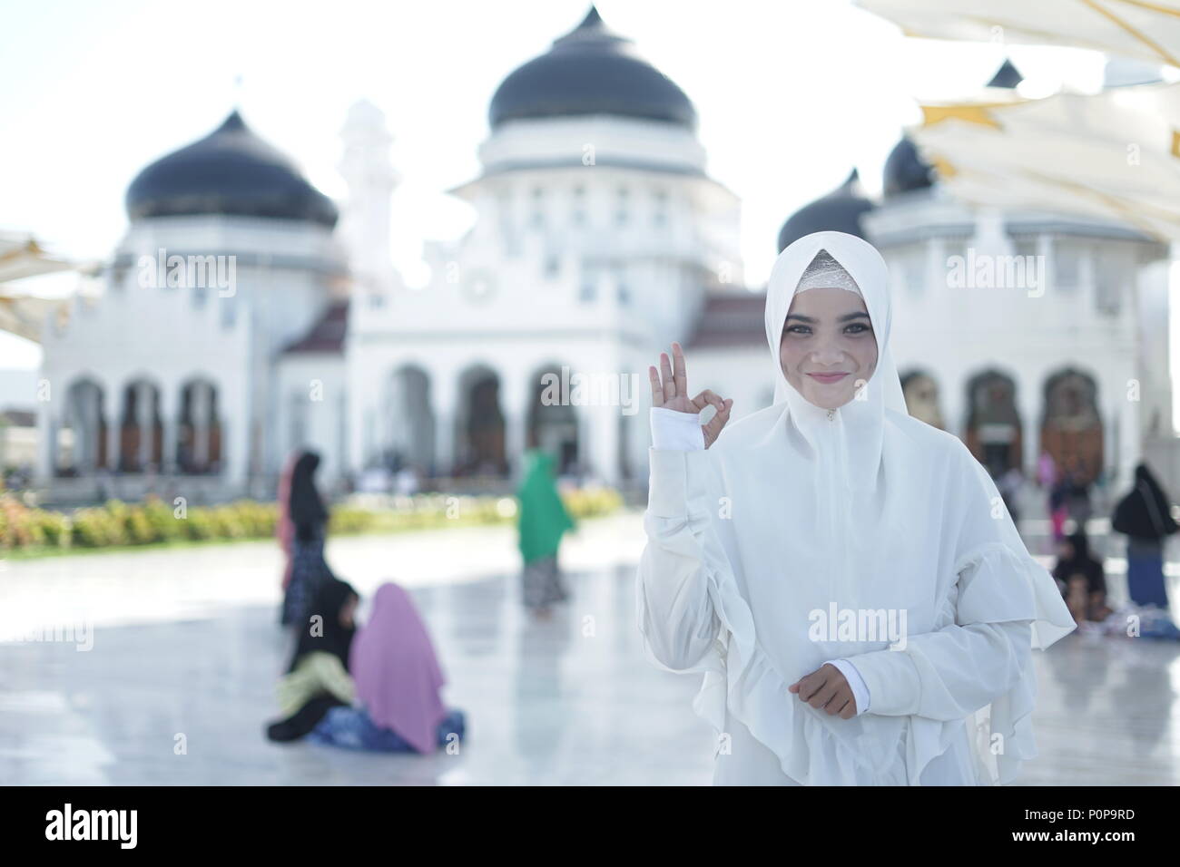Religiöse schöne asiatische Muslimin hijab tragen Stockfoto