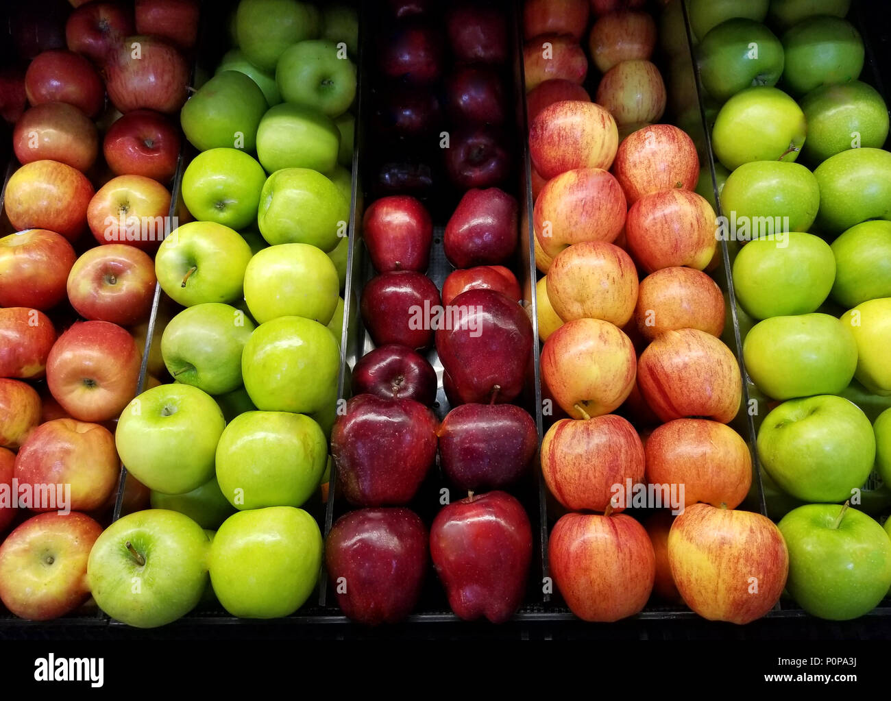Lebensmittelgeschäft Thema. Frische bunte apple Hintergrund. Reihe von Apple reinigen Stockfoto