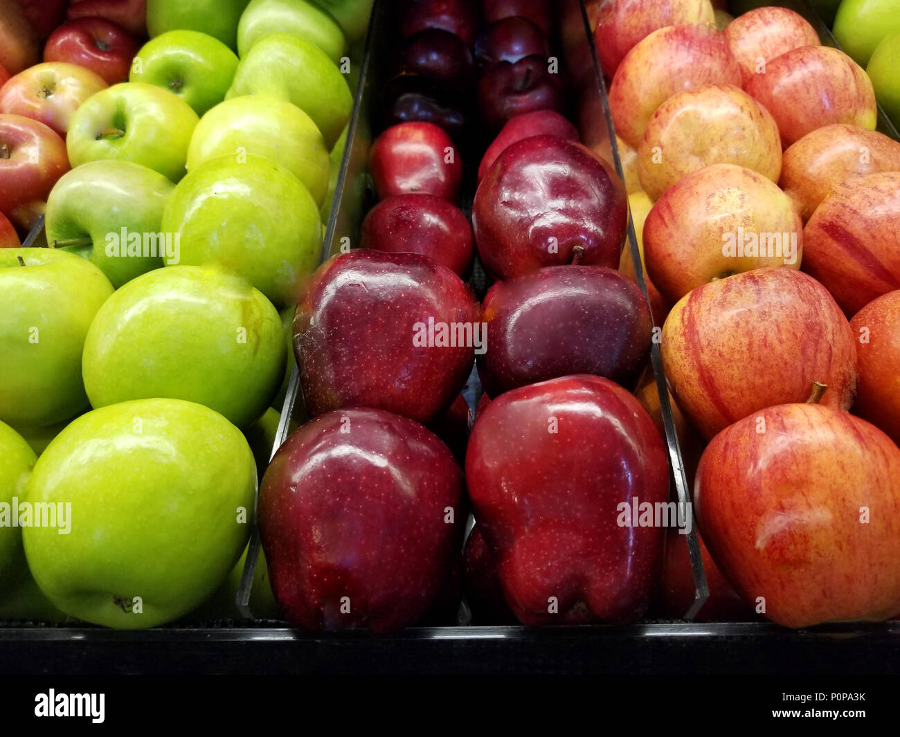 Farbenfrohe Äpfel im Supermarkt Regal Stockfoto