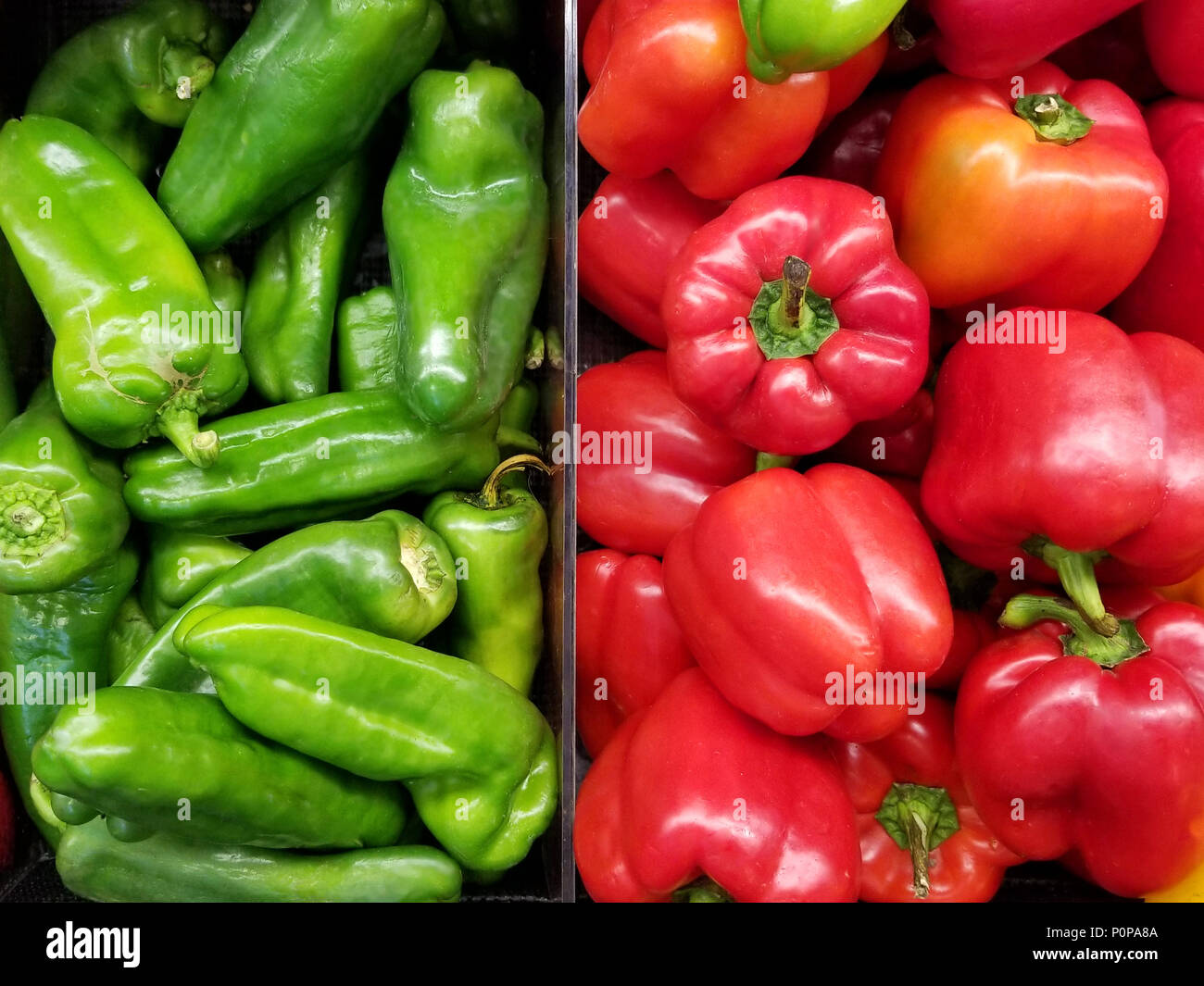 Roter und Grüner Pfeffer in der Supershop Korb. Pfeffer Landwirtschaft Thema Stockfoto