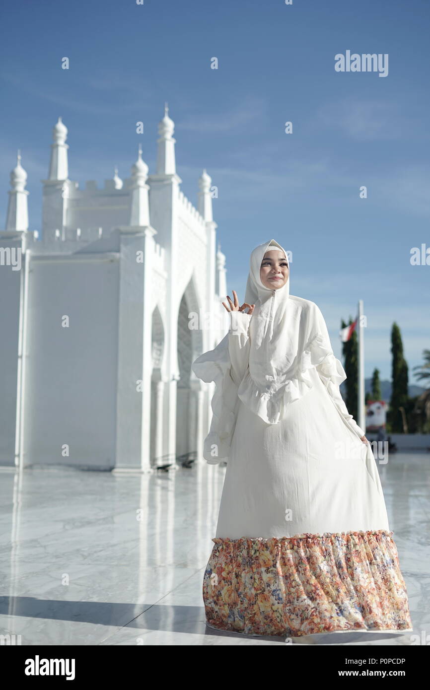 Religiöse schöne asiatische Muslimin hijab tragen Stockfoto