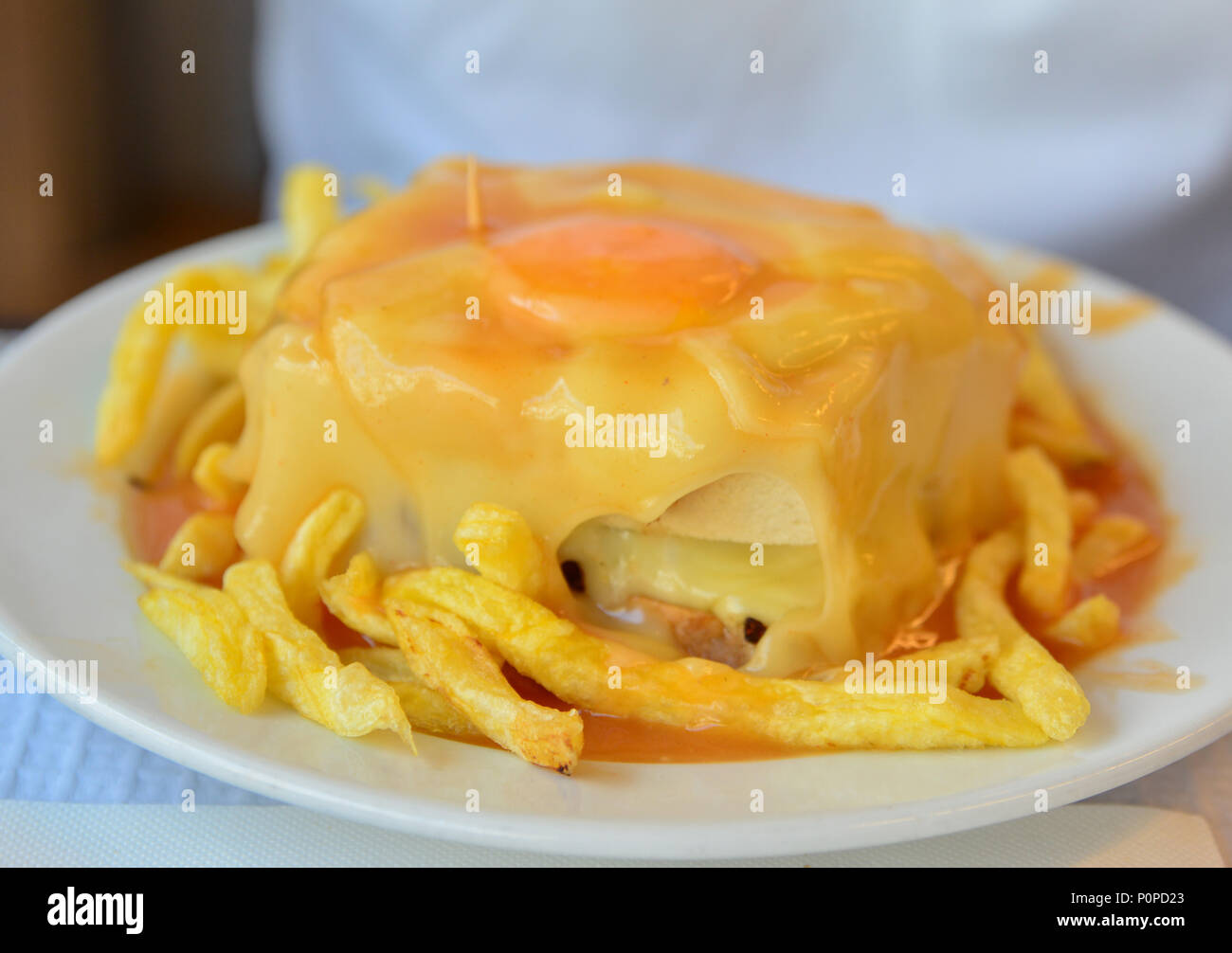 Eine Portugiesische Sandwich Francesinha Mit Pommes Frites Originelles Gericht In Porto Portugal Serviert Stockfotografie Alamy