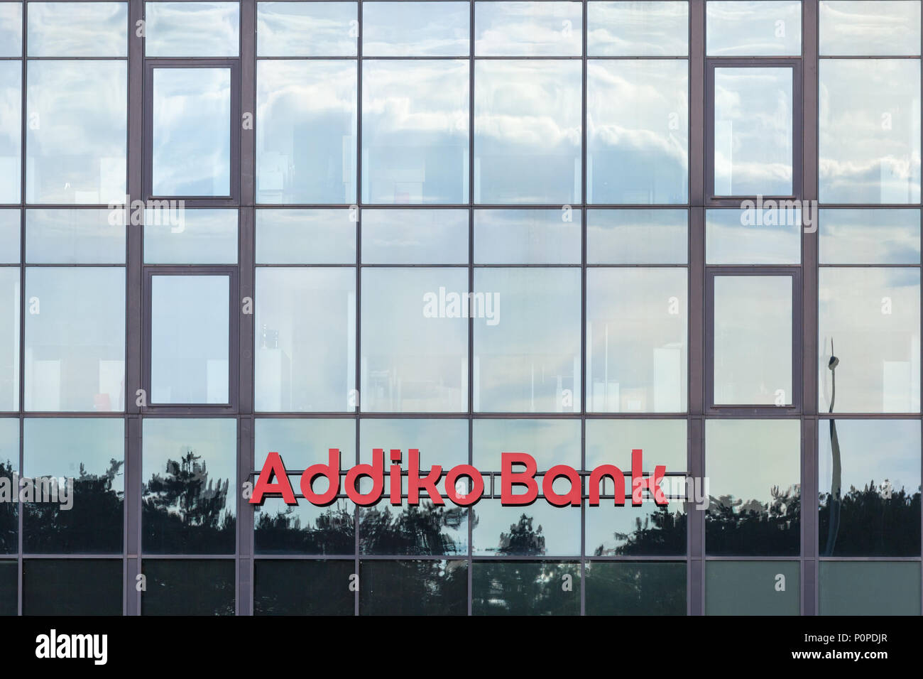 Belgrad, Serbien - Juni 03, 2018: Logo der Addiko Bank auf Ihren lokalen Hauptquartier für Serbien. Früher Hypo Alpe Adria, Addiko ist ein österreichischer Banken Stockfoto