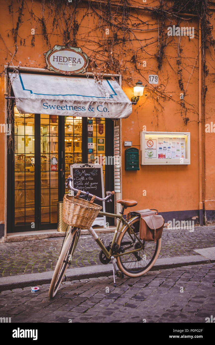 Rom, Italien, 10. MÄRZ 2018: Fahrrad stehend vor Süßigkeiten Store auf der Straße von Rom Stockfoto