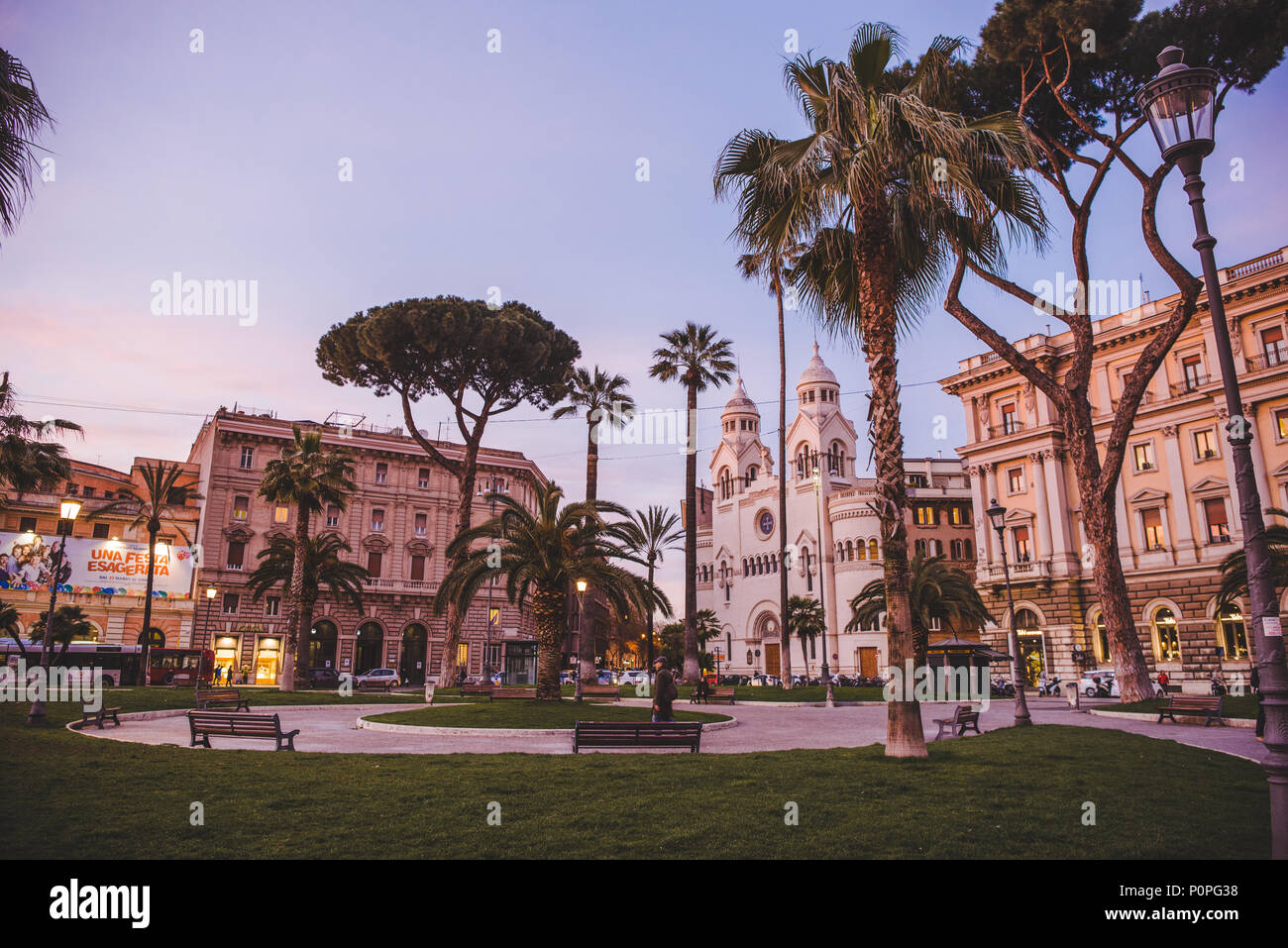 Rom, Italien, 10. MÄRZ 2018: Palmen im Quadrat in Rom am Abend Stockfoto