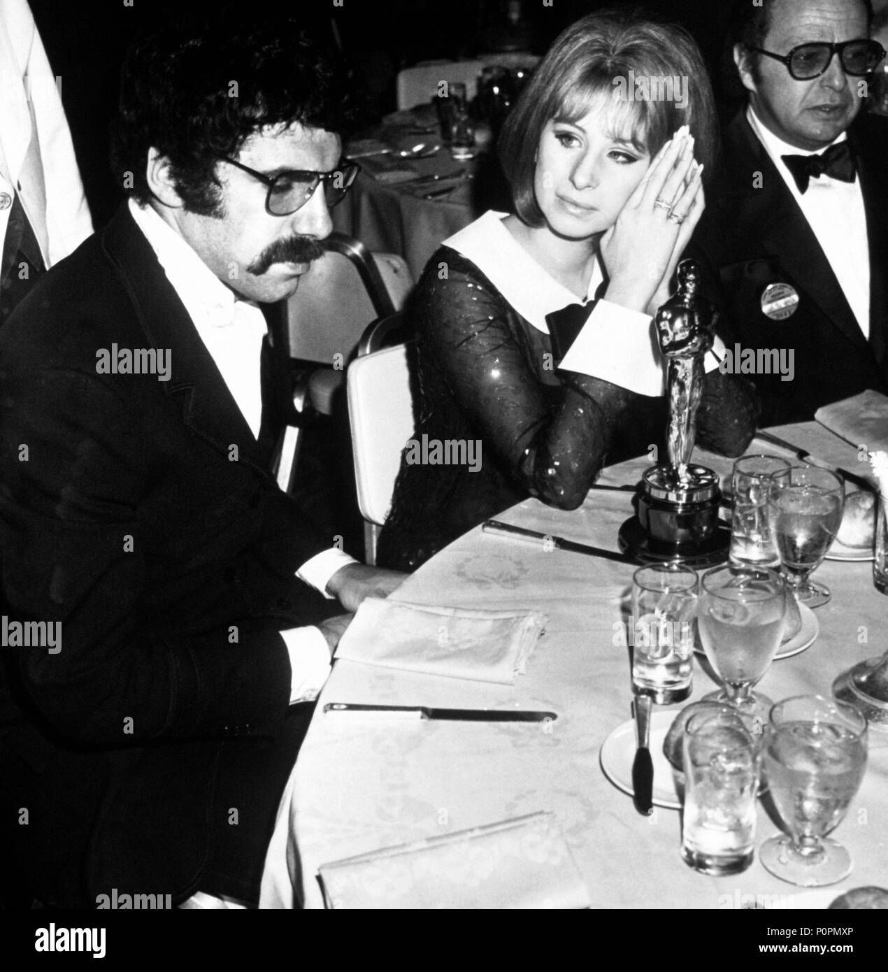 Beschreibung: Die 41th Academy Awards/1961. Elliott Gould mit Barbra Streisand, Beste Hauptdarstellerin Gewinner für die "Funny Girl". Jahr: 1969. Stars: BARBRA STREISAND; Elliott Gould. Stockfoto